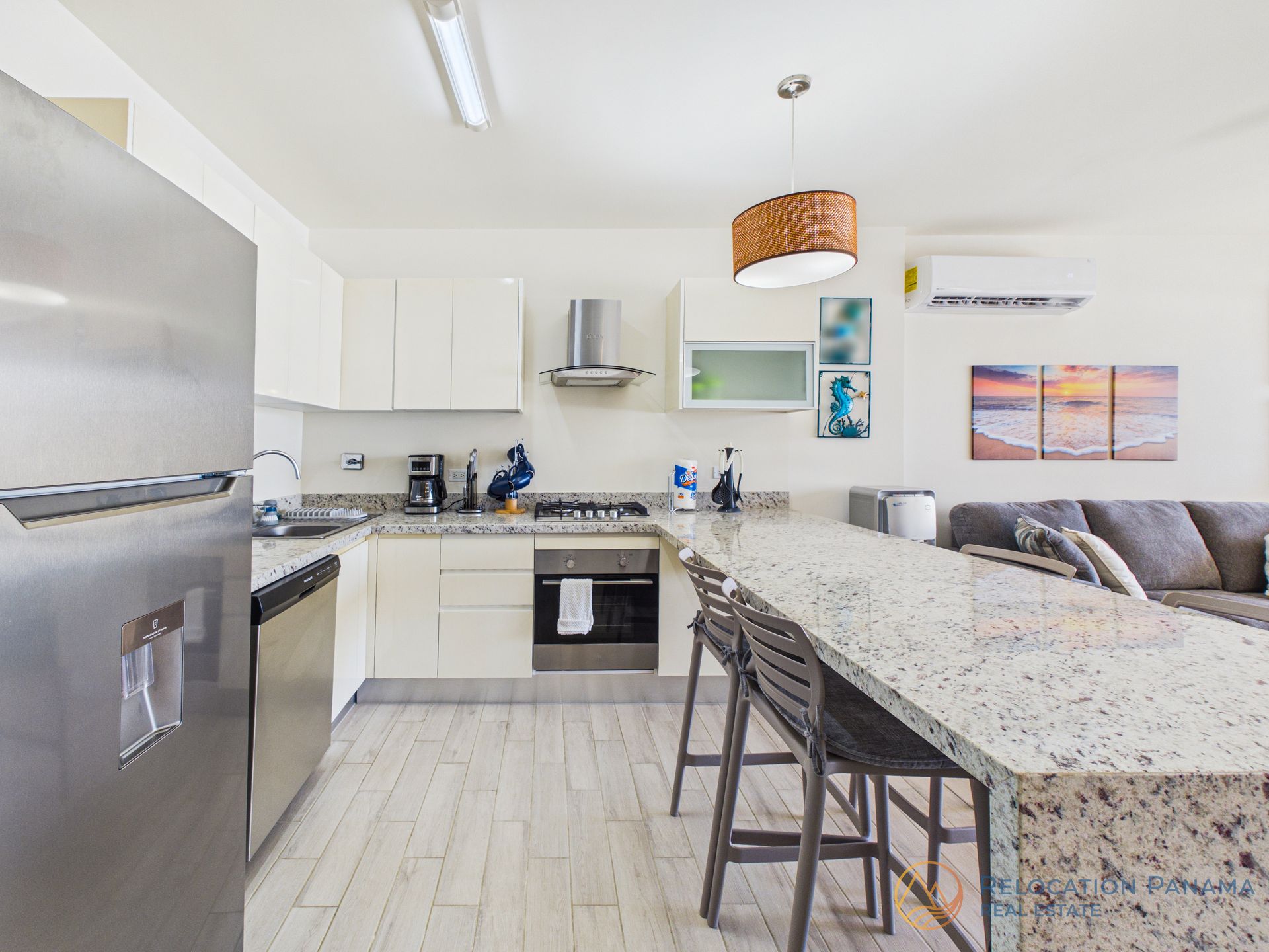 Interior de apartamento moderno en Playa Caracol, Chame. Fotografía profesional para bienes raíces.