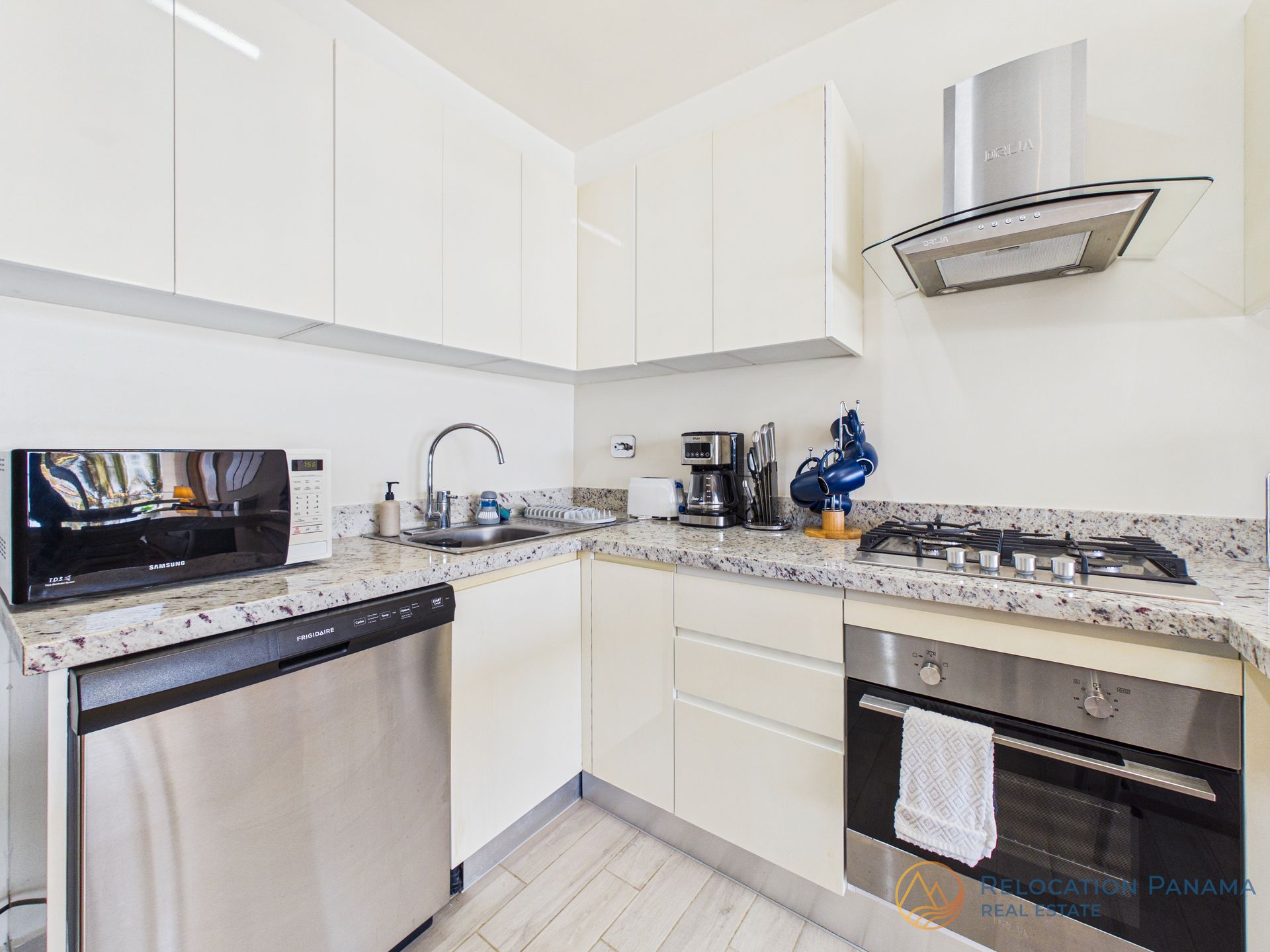 Interior de apartamento moderno en Playa Caracol, Chame. Fotografía profesional para bienes raíces.