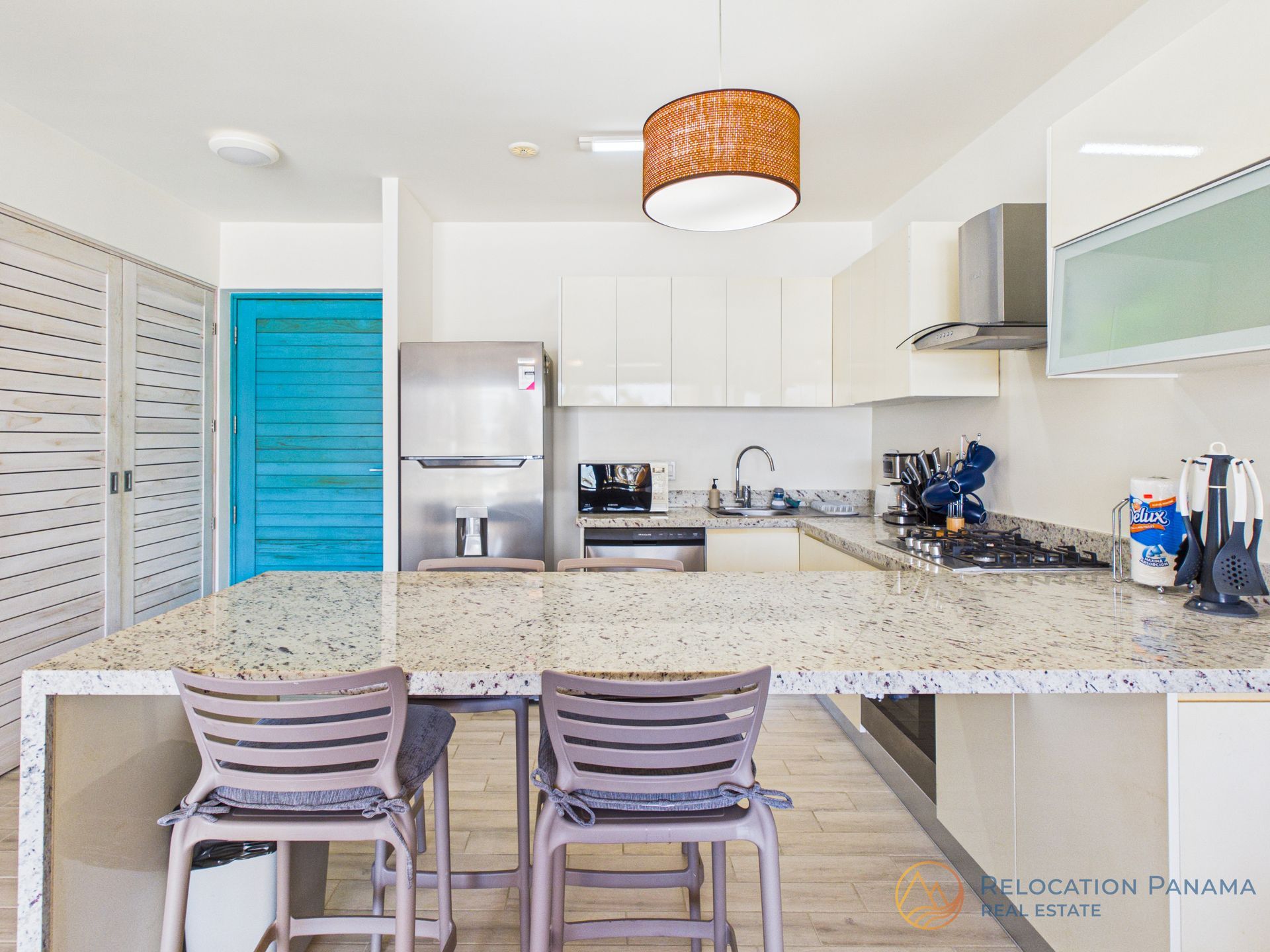 Interior de apartamento moderno en Playa Caracol, Chame. Fotografía profesional para bienes raíces.