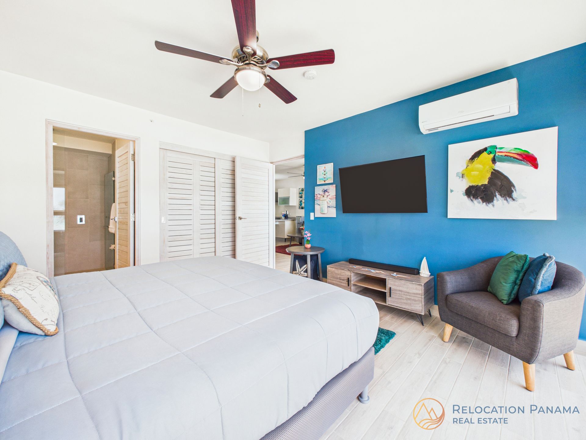 Interior de apartamento moderno en Playa Caracol, Chame. Fotografía profesional para bienes raíces.