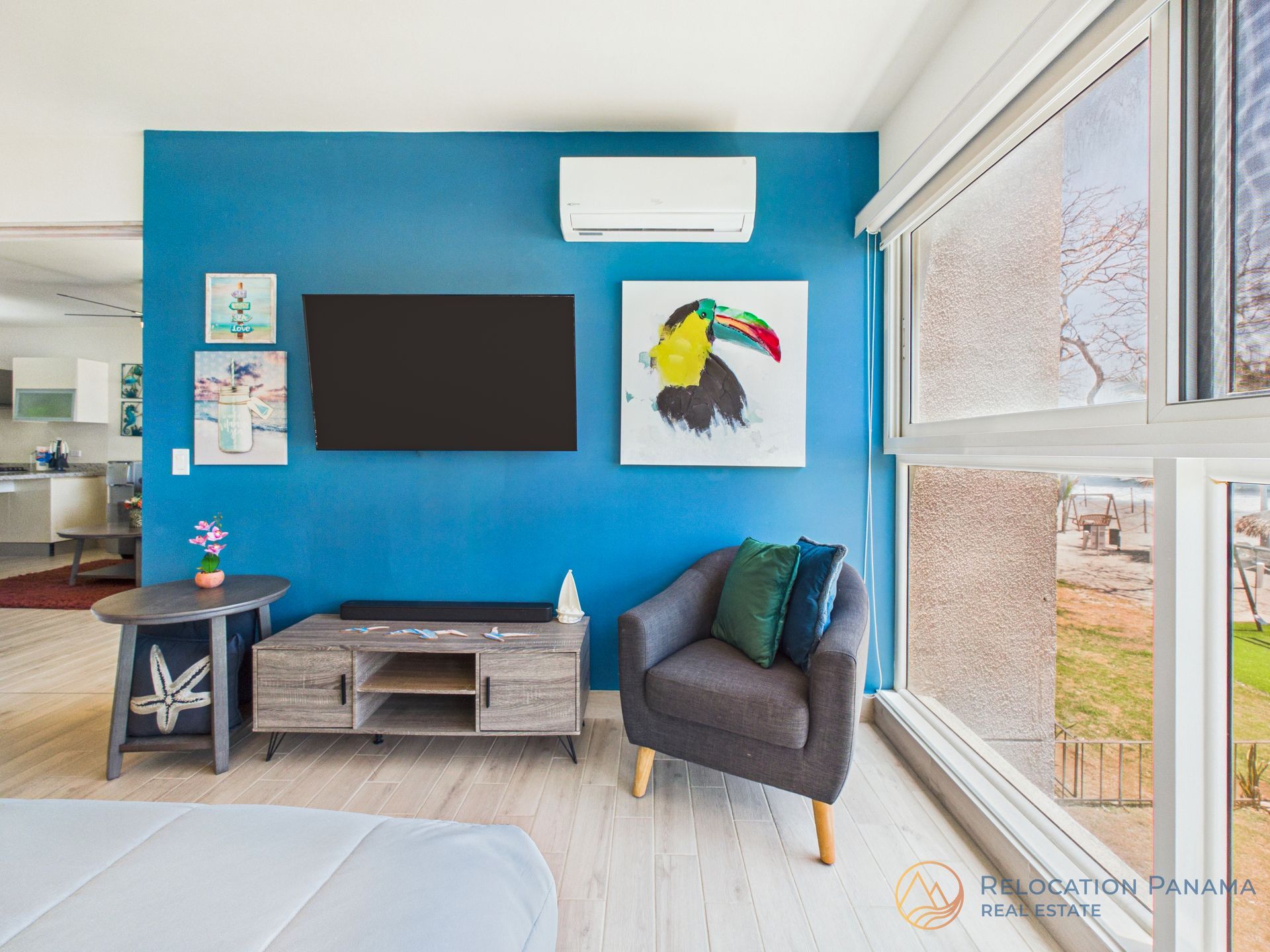 Interior de apartamento moderno en Playa Caracol, Chame. Fotografía profesional para bienes raíces.