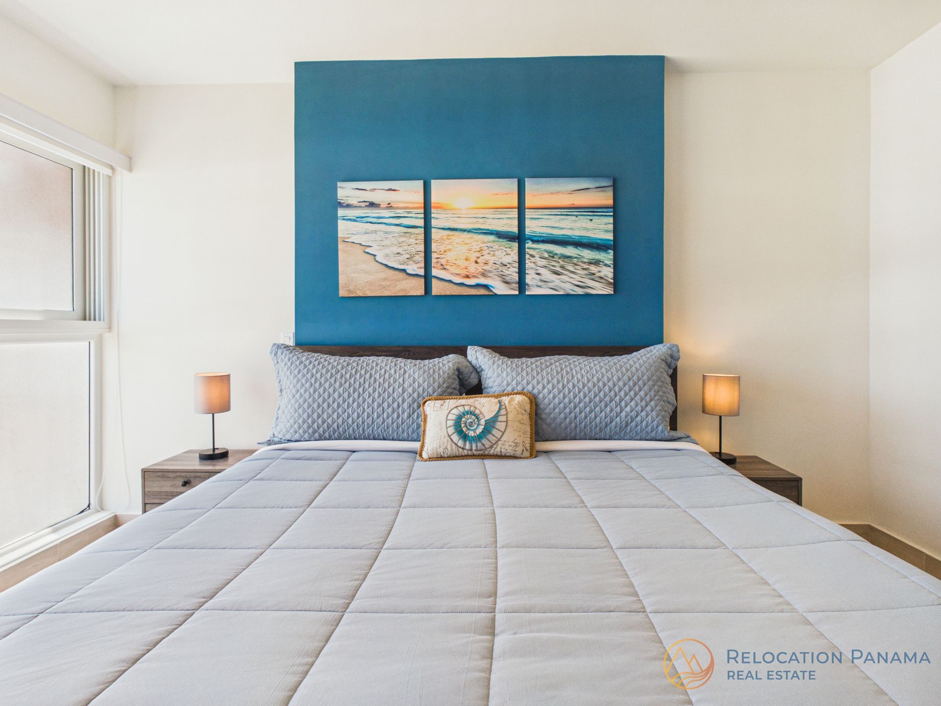 Interior de apartamento moderno en Playa Caracol, Chame. Fotografía profesional para bienes raíces.