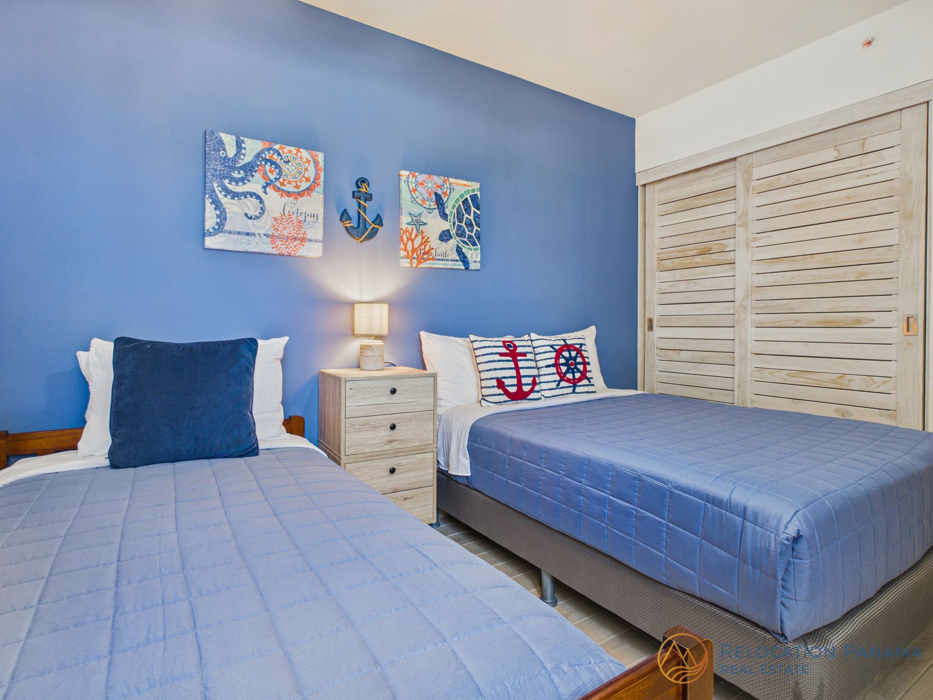 Interior de apartamento moderno en Playa Caracol, Chame. Fotografía profesional para bienes raíces.