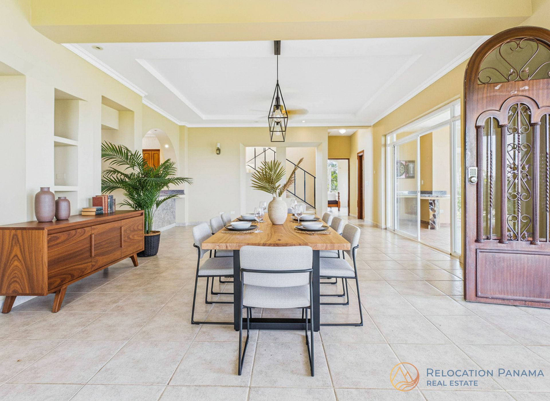 Ejemplo de virtual staging en sala de casa de campo en Sora, Panamá Oeste.