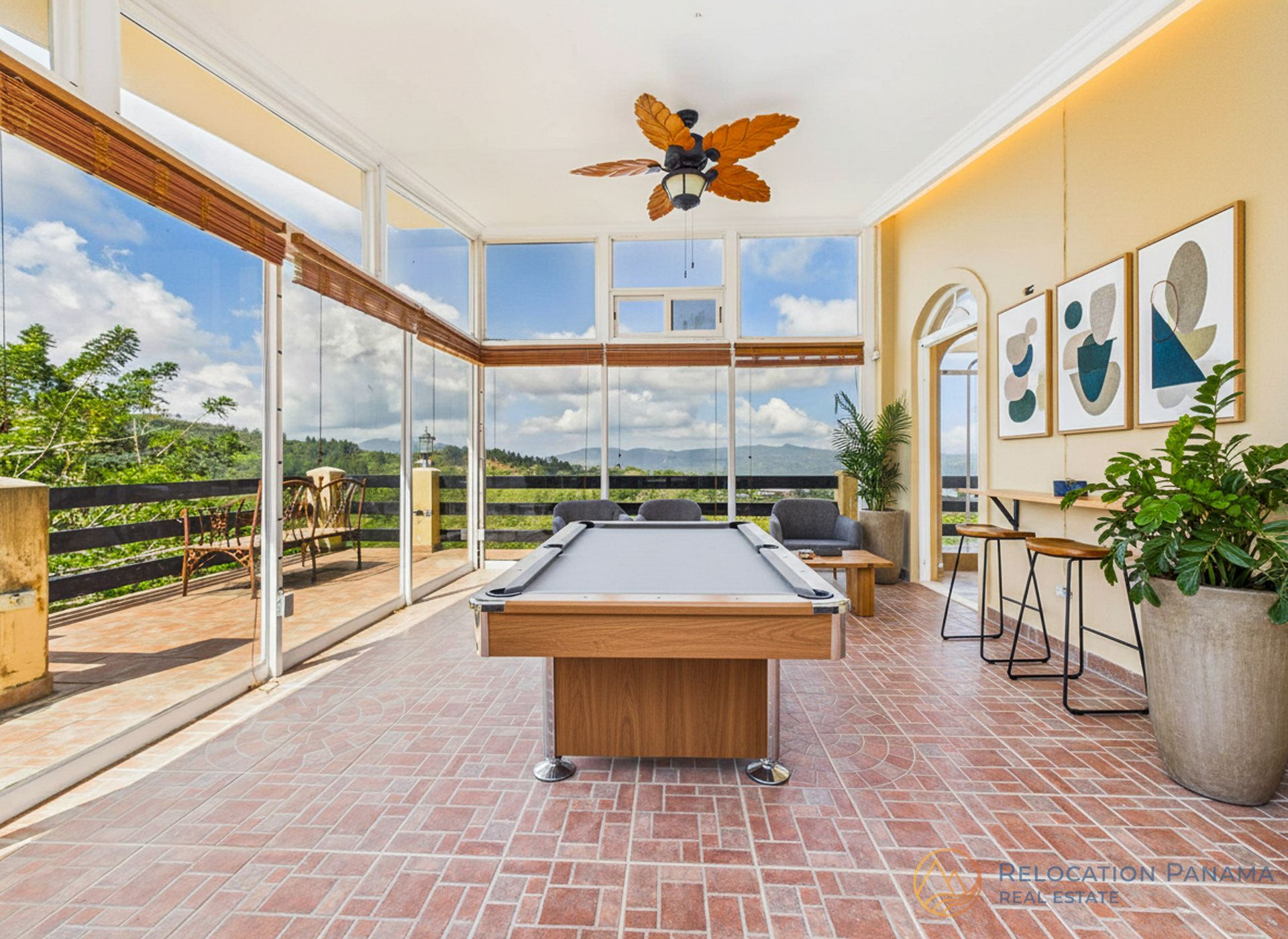 Ejemplo de virtual staging en sala de casa de campo en Sora, Panamá Oeste.