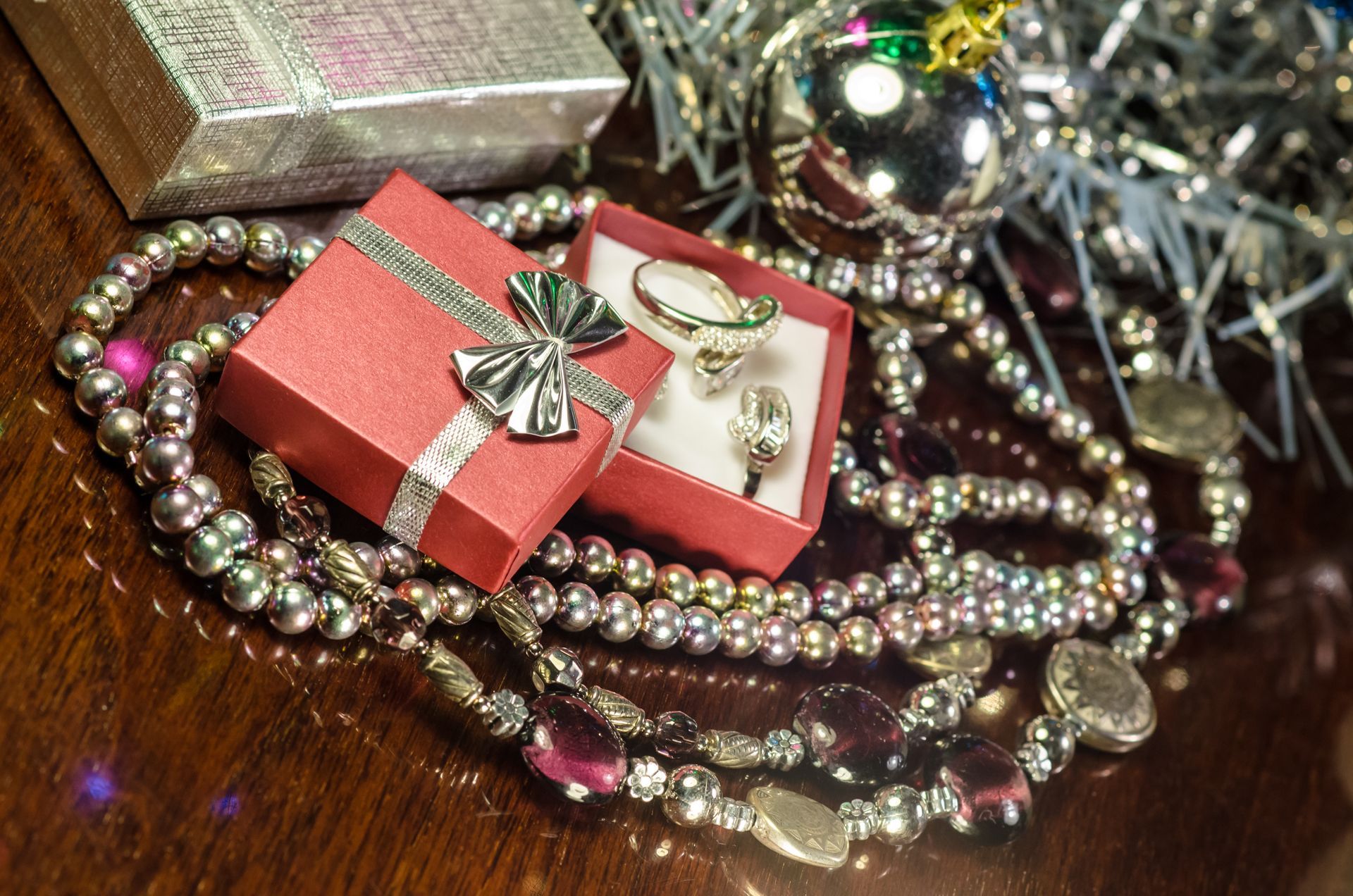 Una collana e un anello sono in una confezione regalo su un tavolo.