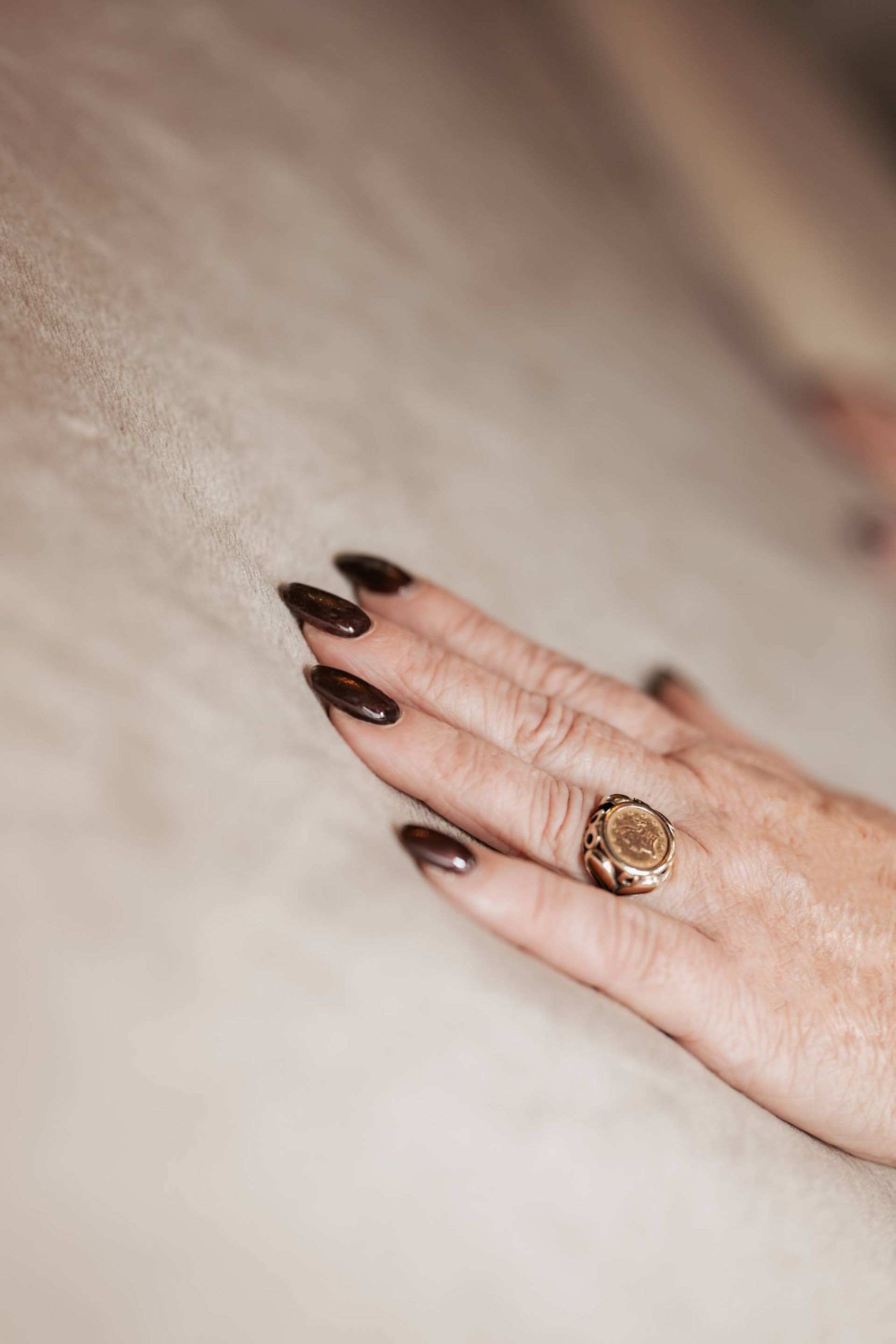 Kledingrek met hangende kledingstukken, opgestapeld linnengoed en een opbergkast op wielen.