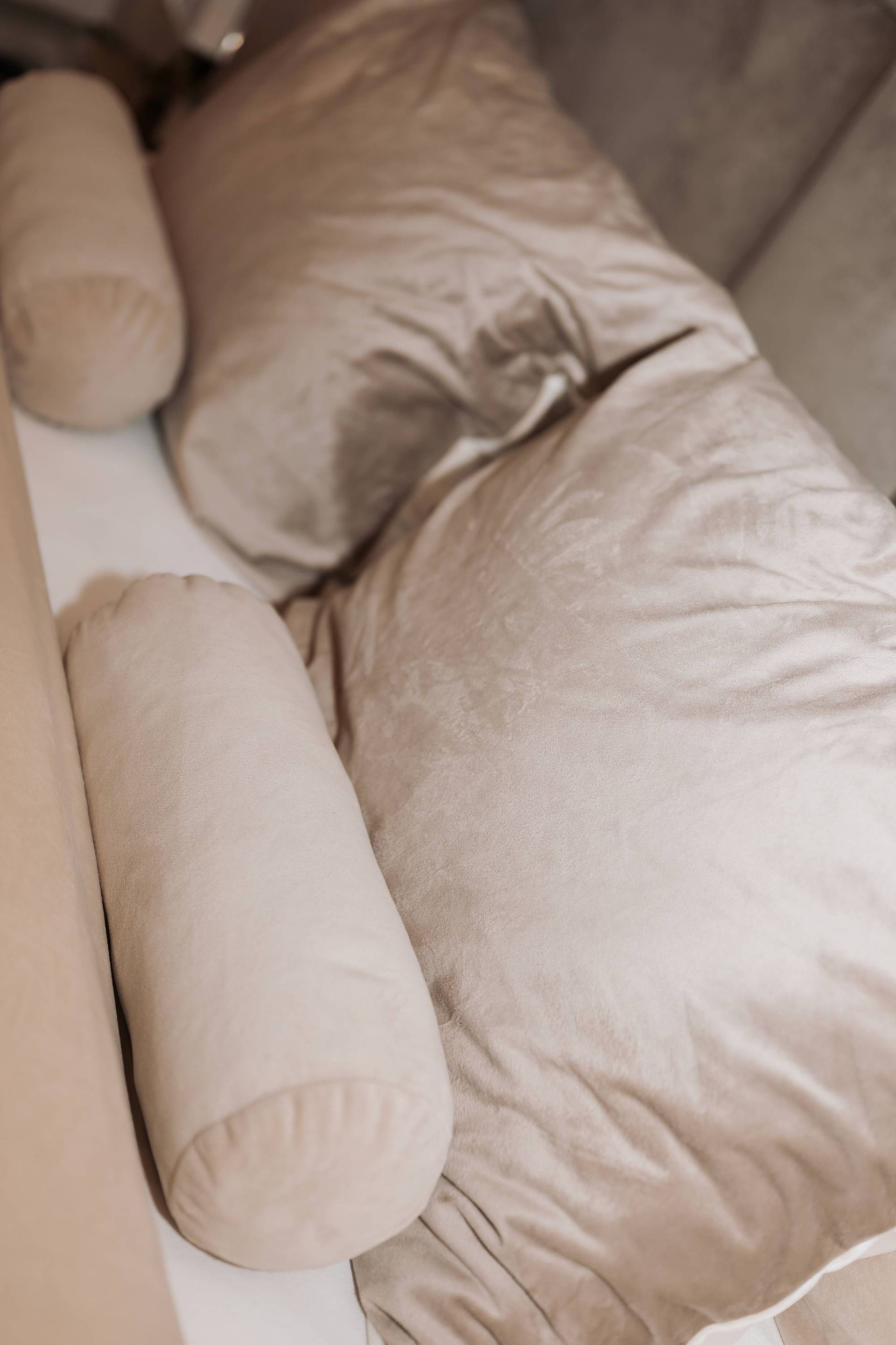 Iemand schrijft met een pen, kijkt naar een document, laptop open, koffiekopje op tafel.