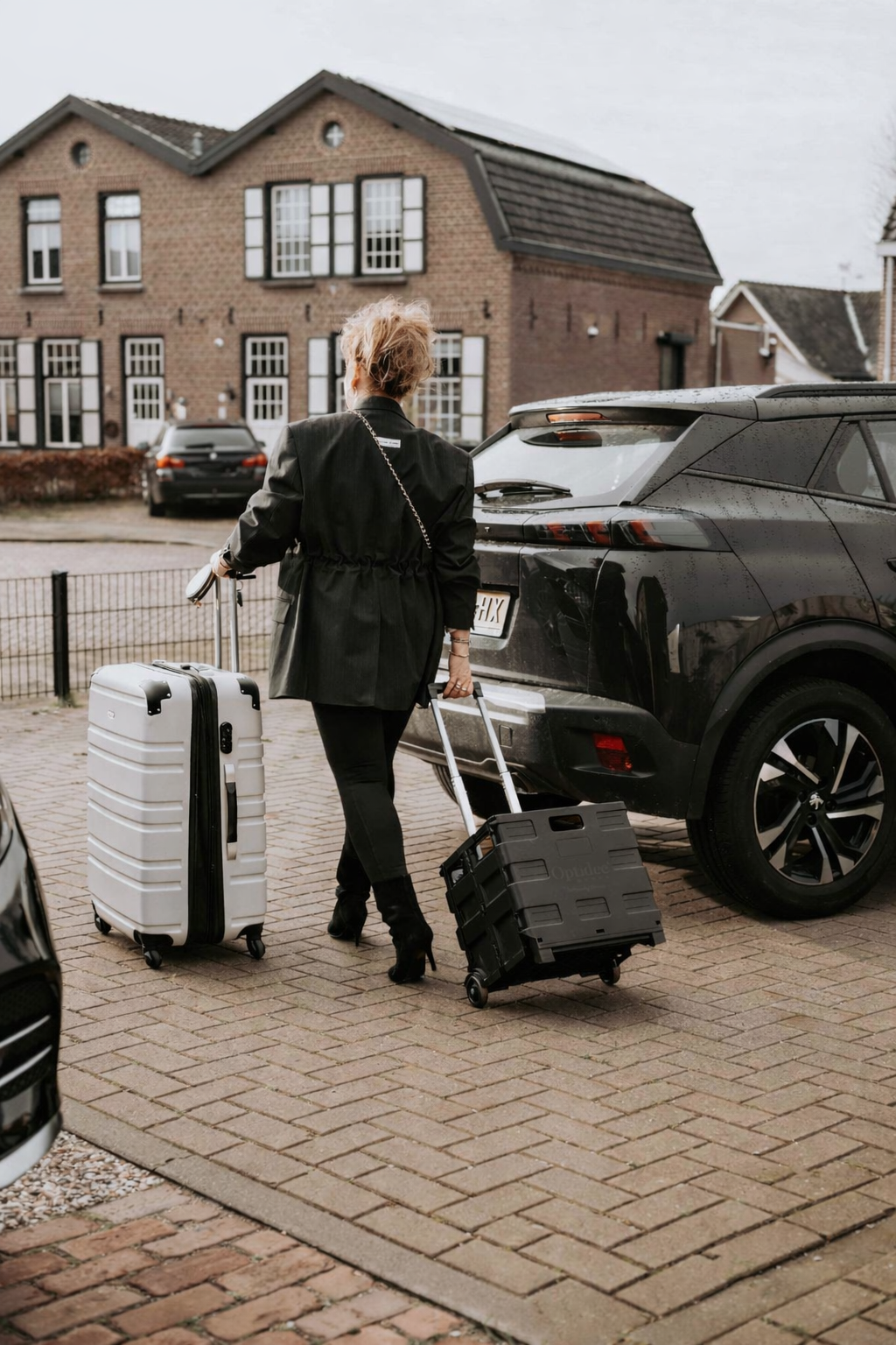 Mensen zaten rond een restauranttafel en voerden gesprekken bij ingepakte cadeaus.