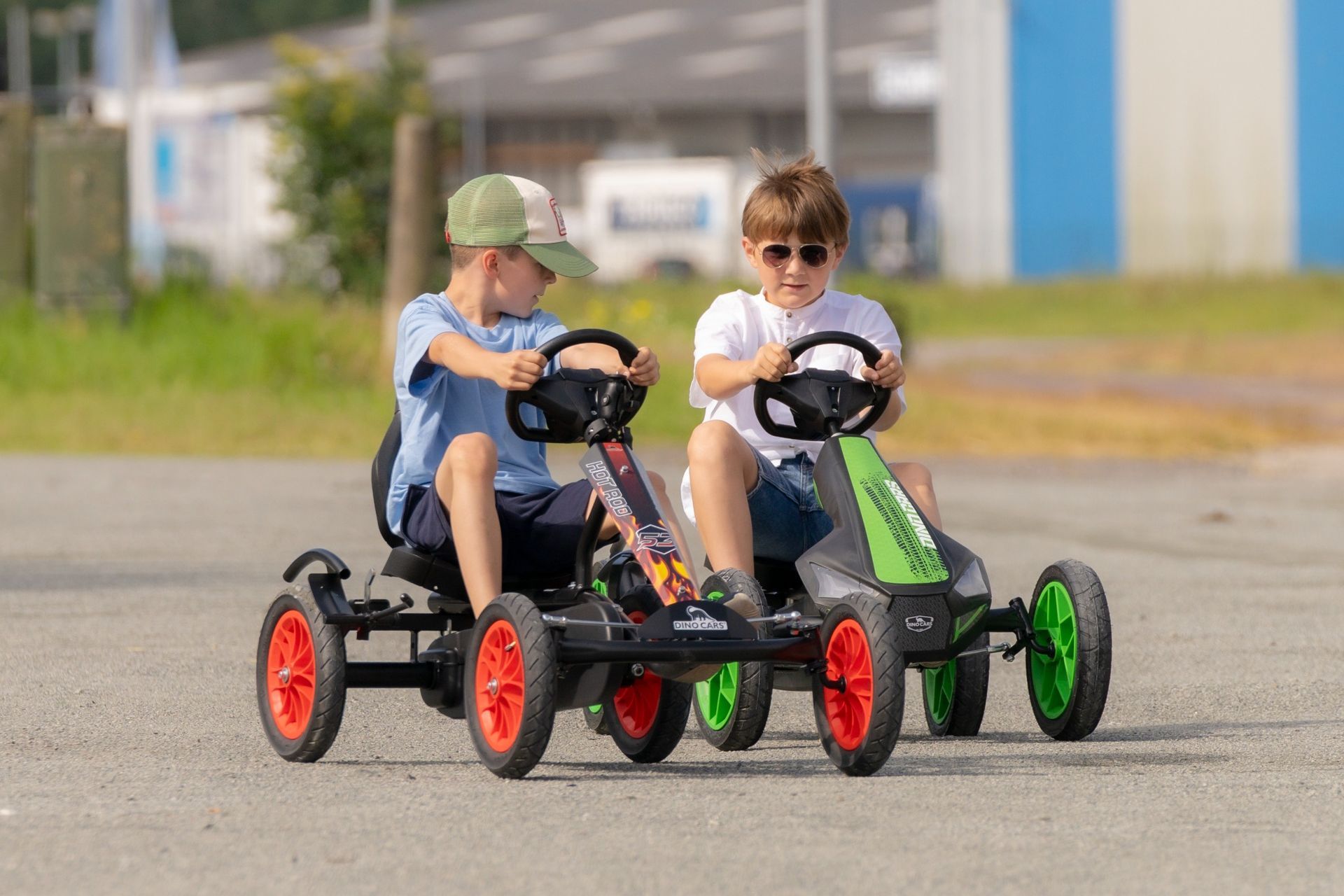 Kategorie Gokarts – zwei Kinder fahren mit Pedal-Gokarts