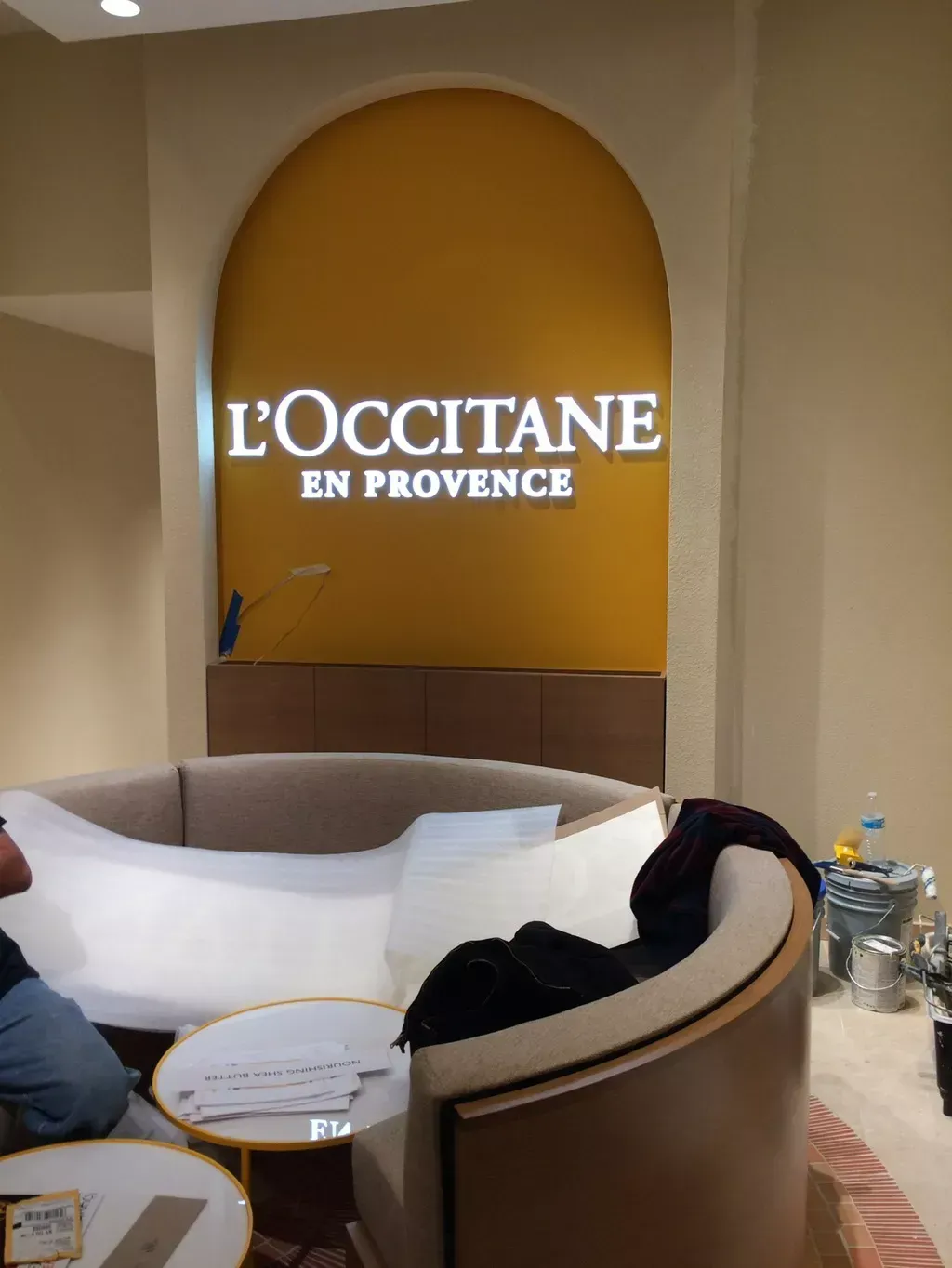 A sign that says l' occitane en provence on it