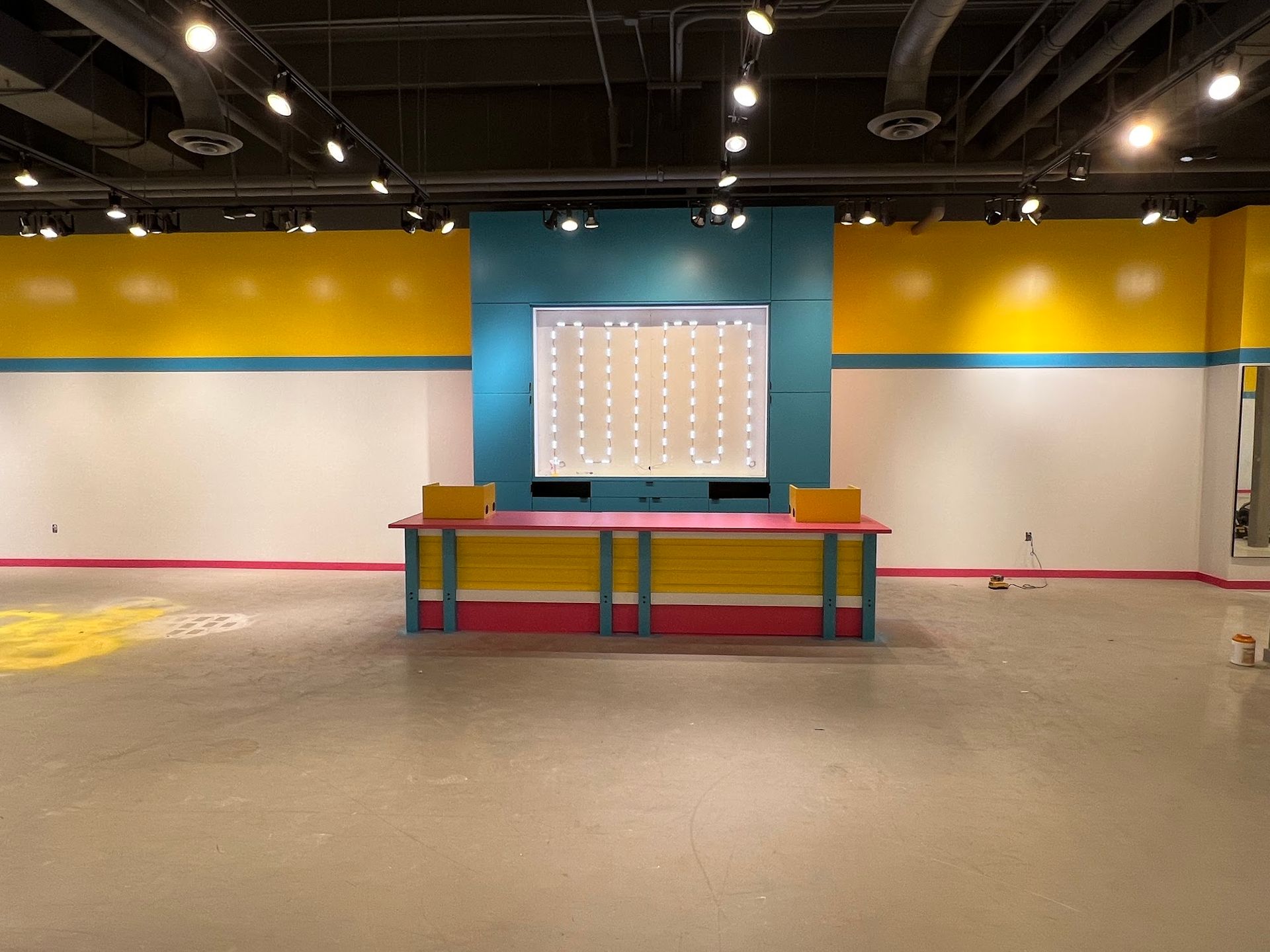 A large empty room with yellow and blue walls