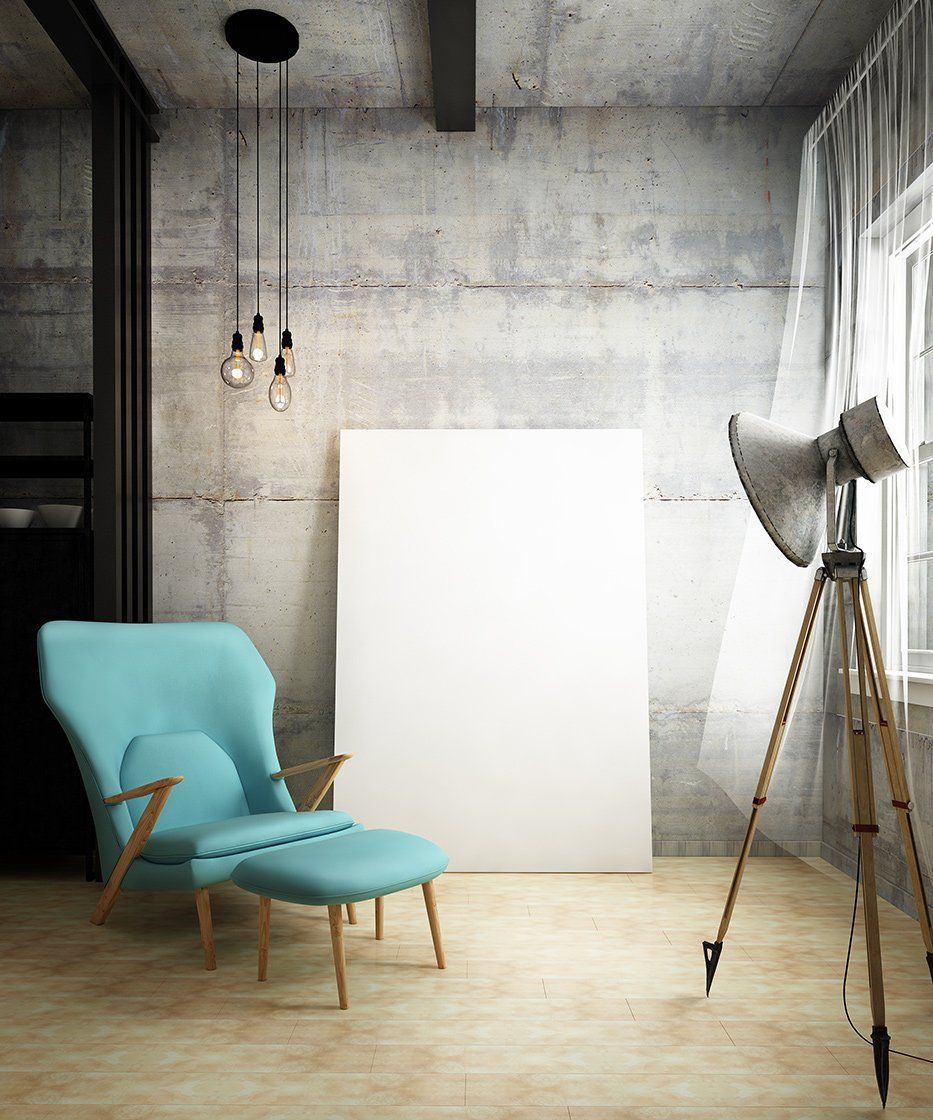 Cadeira e apoio para os pés turquesa ao lado de uma tela branca em branco, com um foco de luz e luminárias pendentes em uma sala moderna.