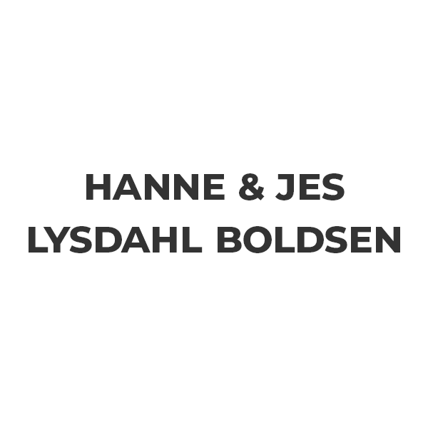 Navnene Hanne & Jes Lysdahl Boldsen er skrevet i sort skrift på hvid baggrund.