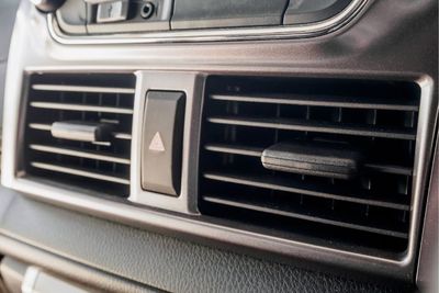 Il lavoratore di servizio auto smonta la porta dell'auto per la  riparazione, il restauro, la messa a punto del suono dell'auto o  l'installazione di isolamento acustico o di insonorizzazione Foto stock 