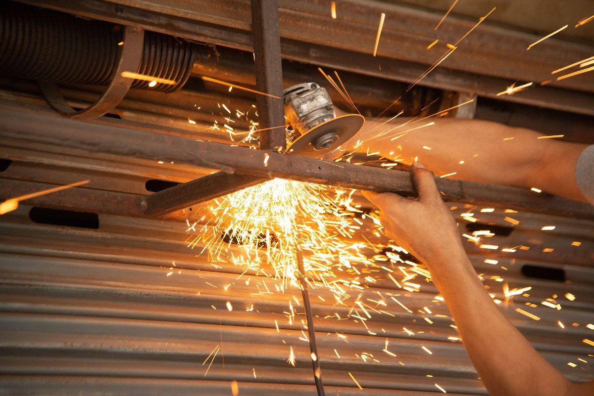 riparazione di un infisso in alluminio