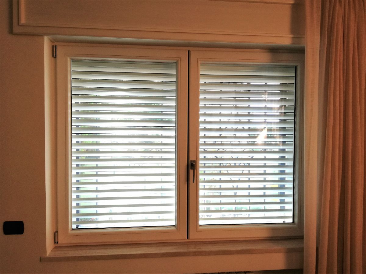 finestra con persiana esterna