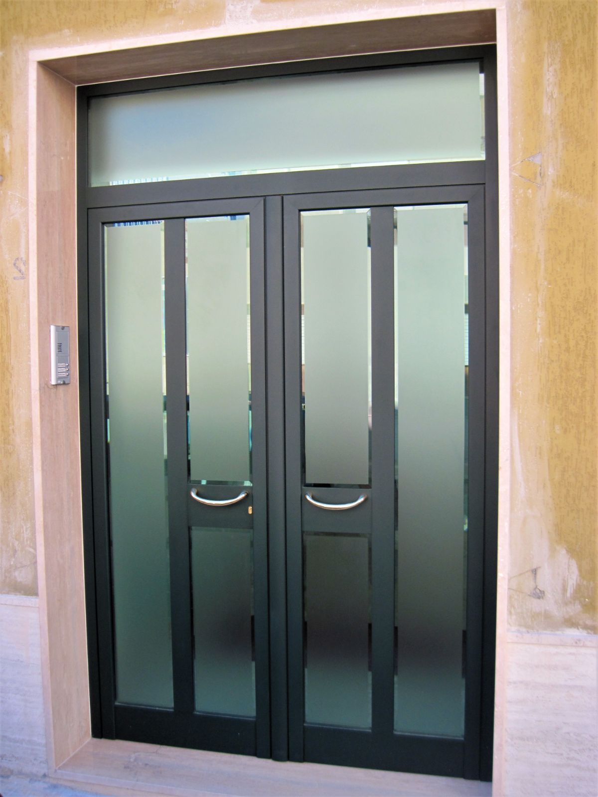 porta di entrata a vetri