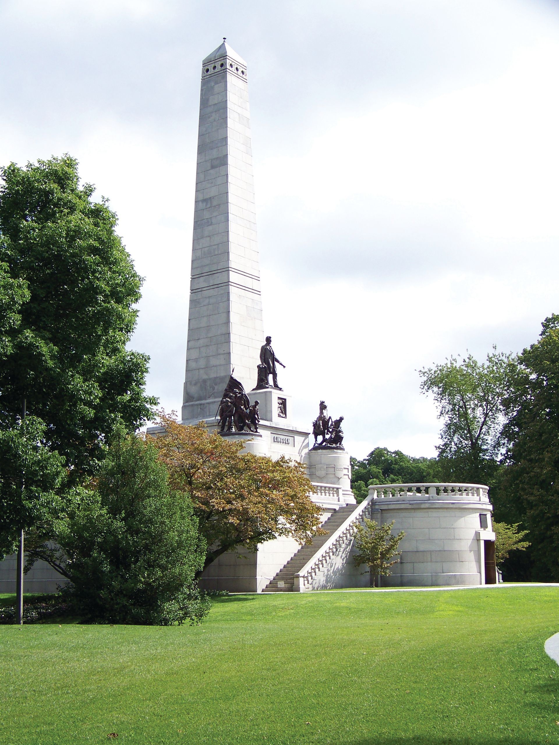 An outside view of the Lincoln tomb,Springfield, IL   (Author photo)