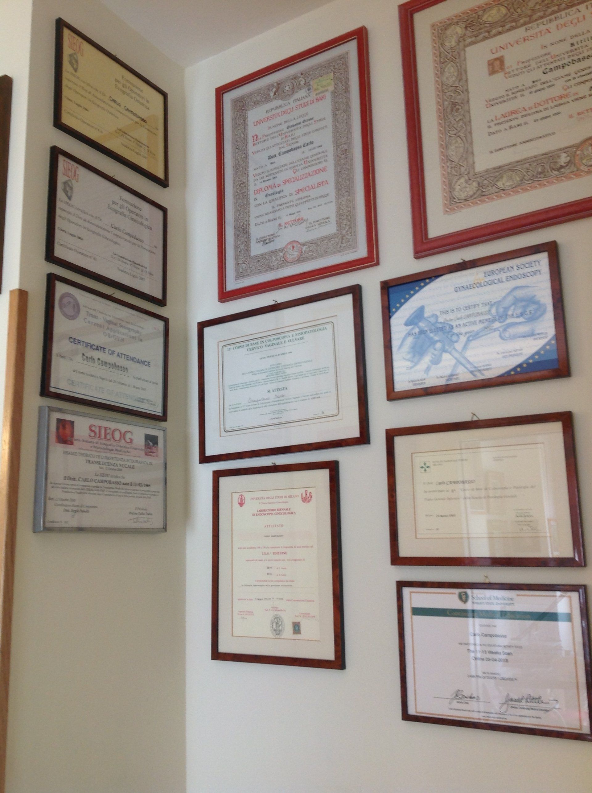 Certificati di un dottore ginecologo