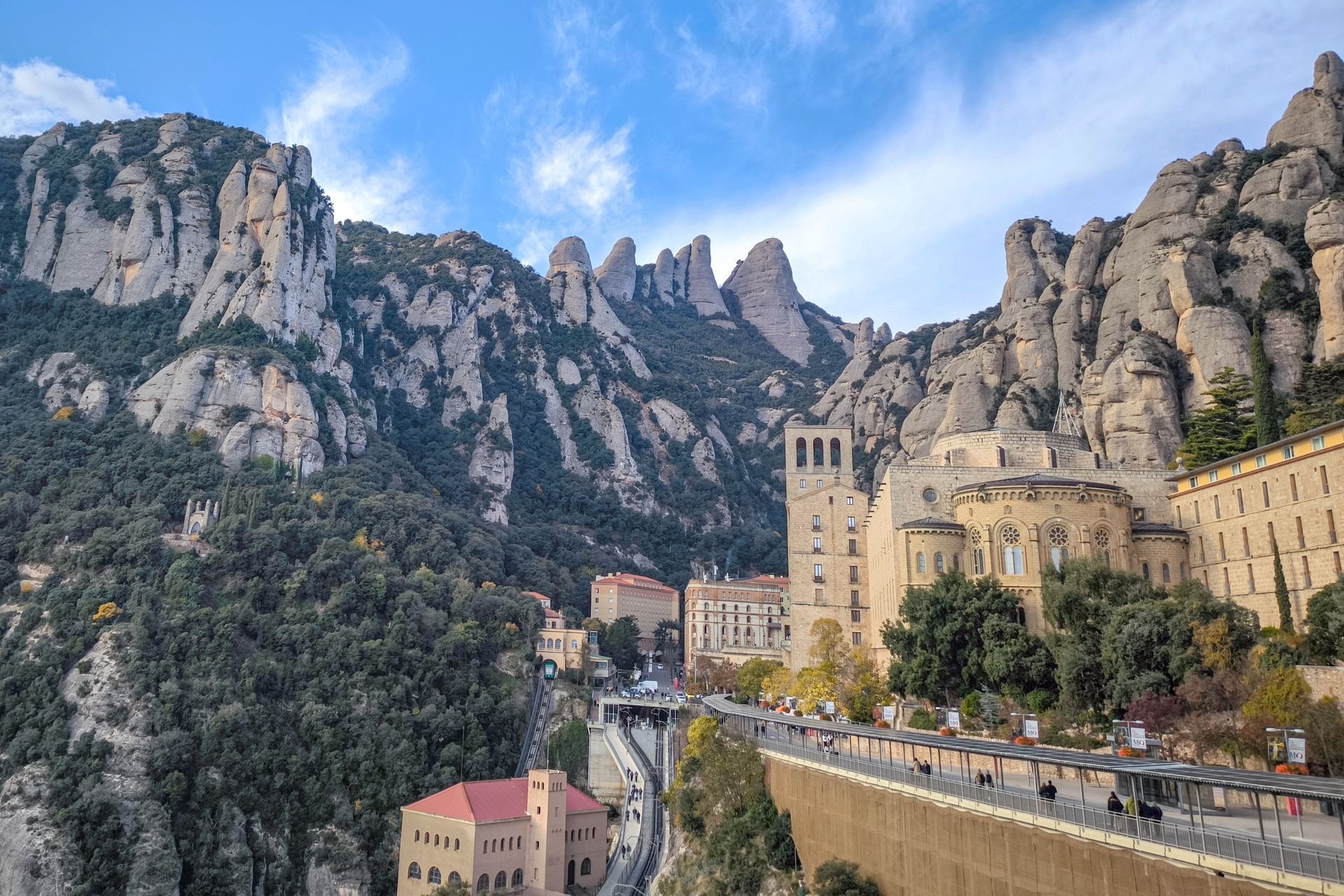 Bazilica Montserrat și vârfurile munților, vedere panoramică a complexului