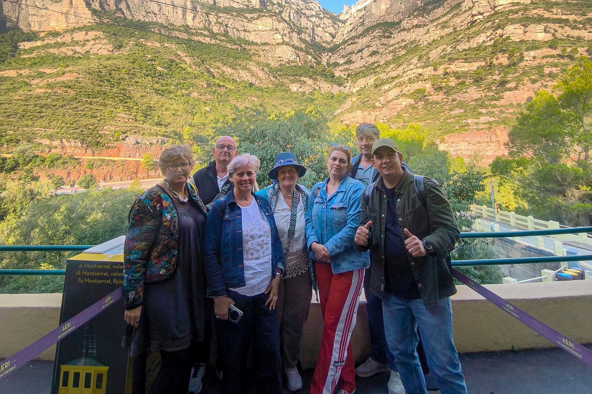 Tur ghidat la Montserrat cu ghid și participanți, muntele în fundal