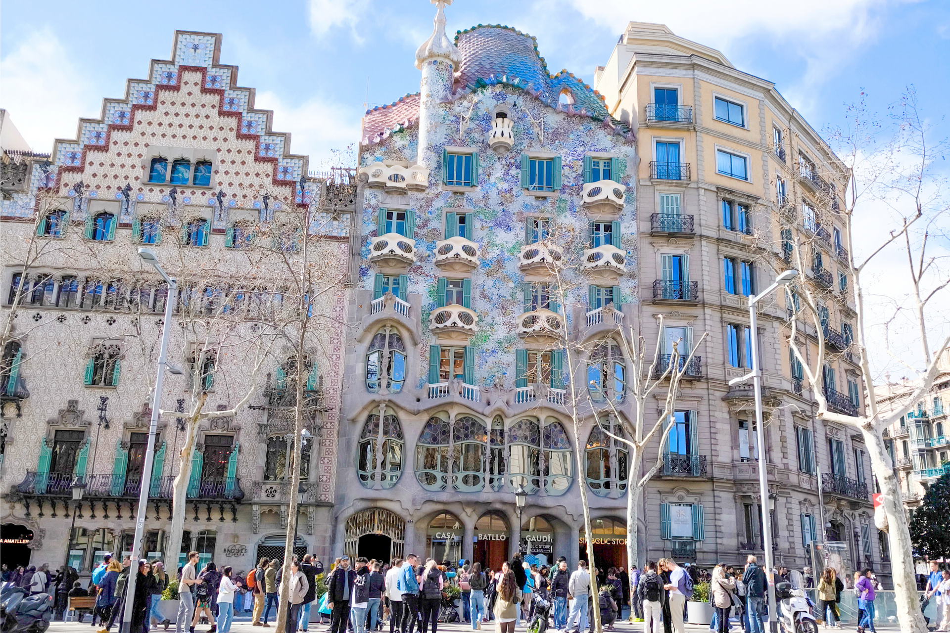 Fațada colorată a Casei Batlló de pe Passeig de Gràcia, proiectată de Antoni Gaudí
