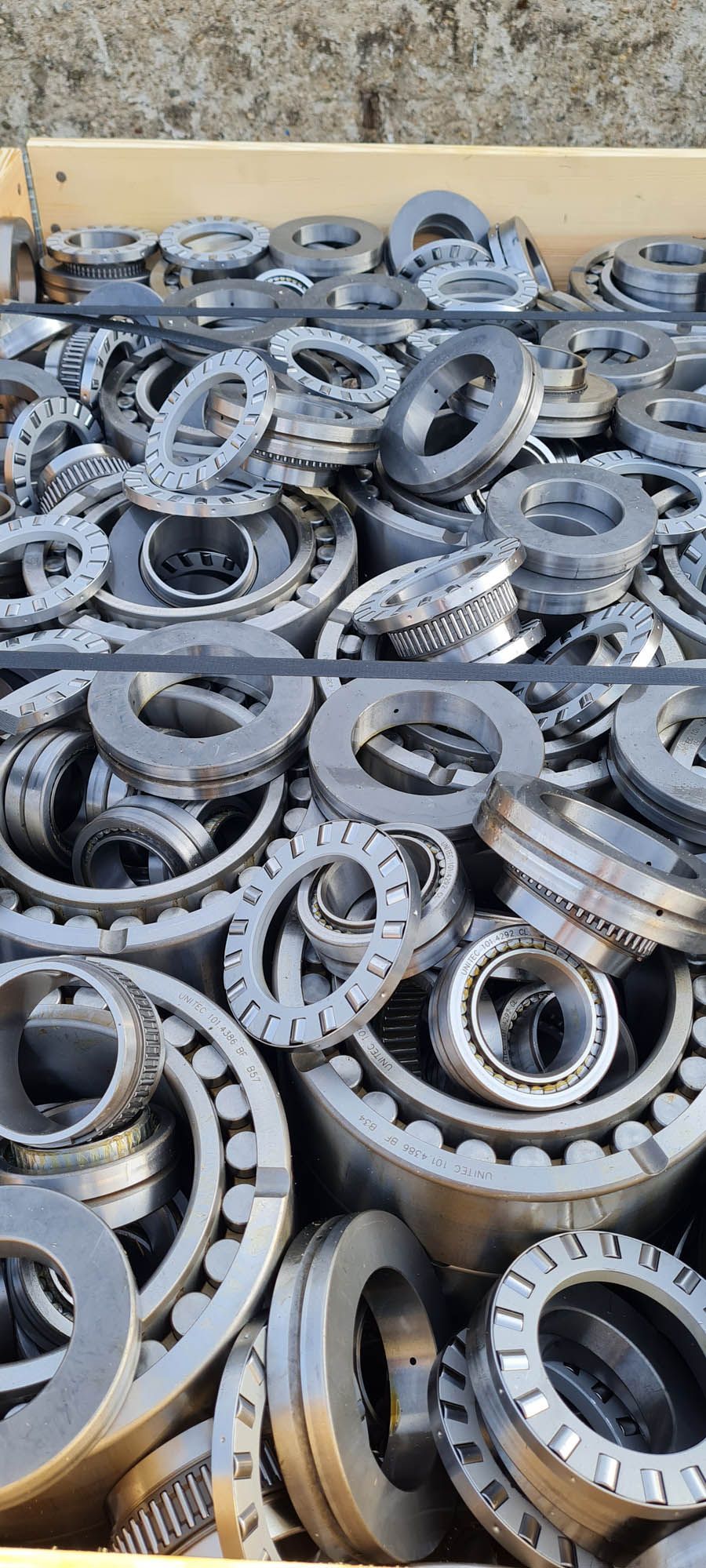 Una pila di cuscinetti e rondelle metalliche in una scatola.