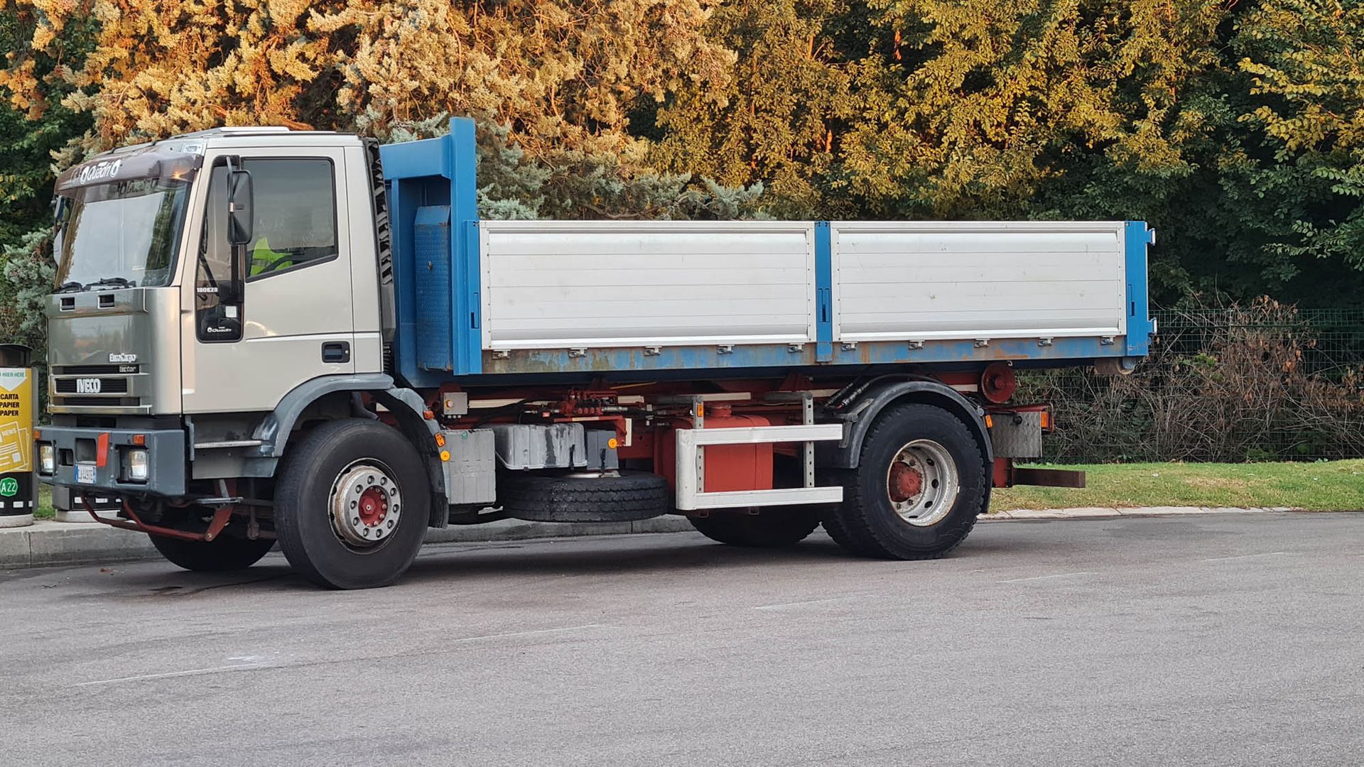 Un camion con cassone ribaltabile è parcheggiato sul lato della strada