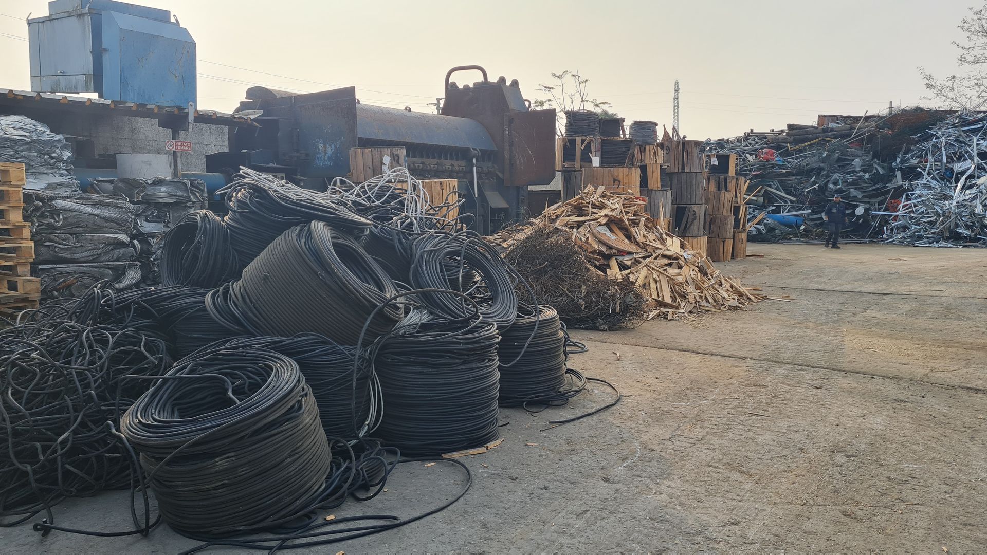 A terra in un cortile c'è un mucchio di filo spinato.