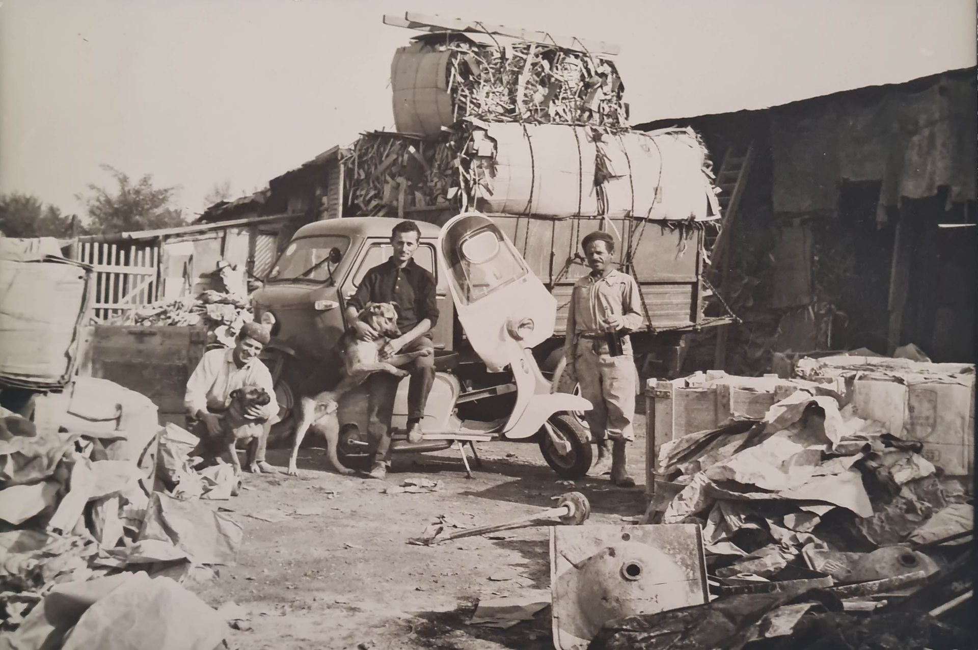 Una foto in bianco e nero di persone e uno scooter