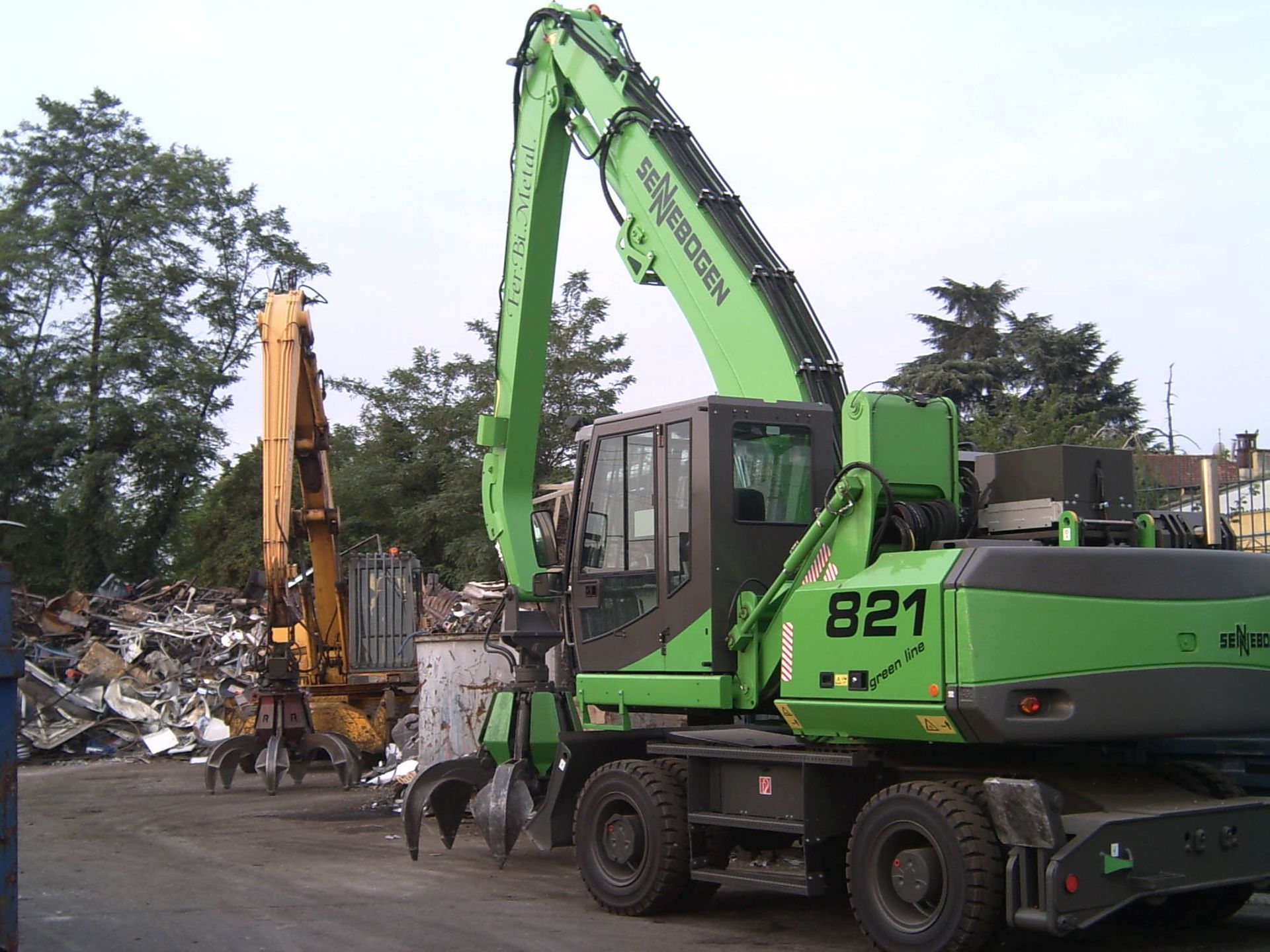 Un escavatore verde con sopra il numero 821