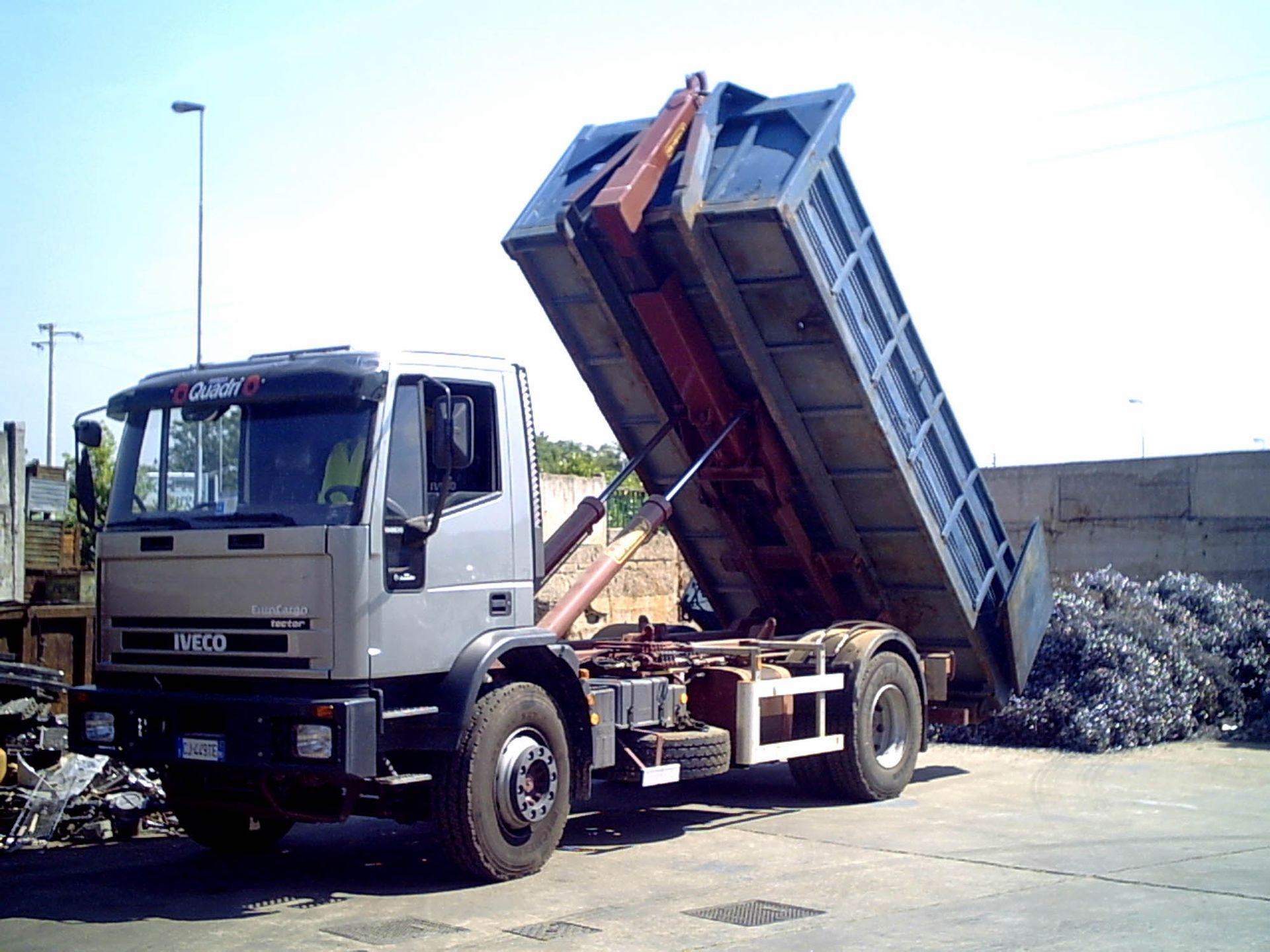 Un autocarro con cassone ribaltabile iveco è parcheggiato in un parcheggio