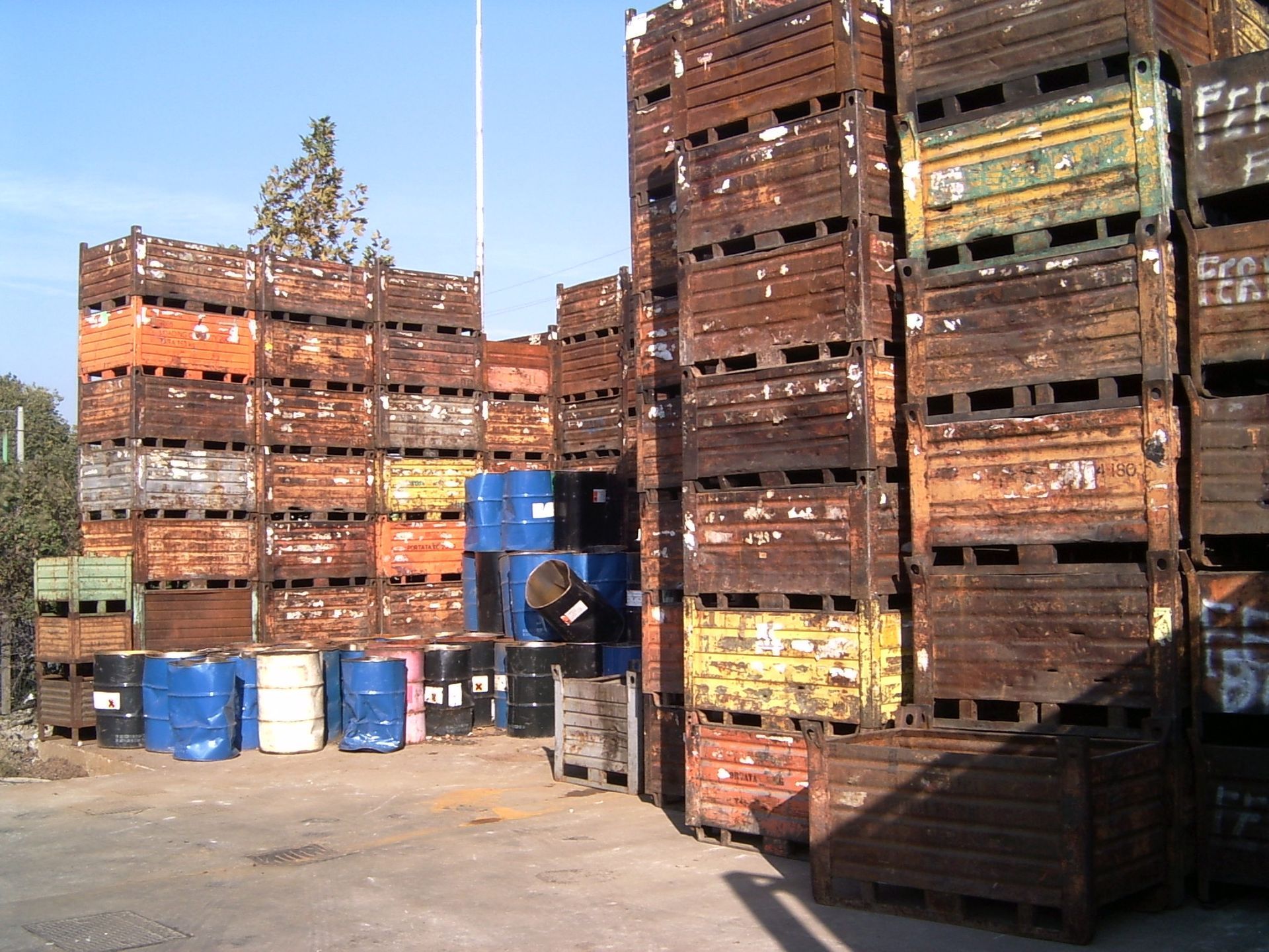 Un mucchio di casse di legno sono impilate una sopra l'altra