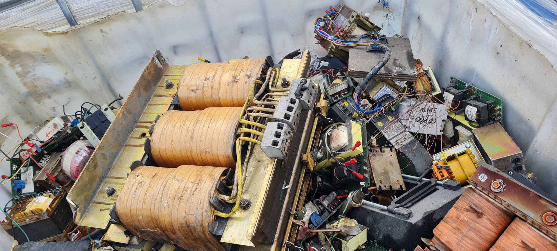 Un mucchio di vecchi componenti elettronici in un cestino.