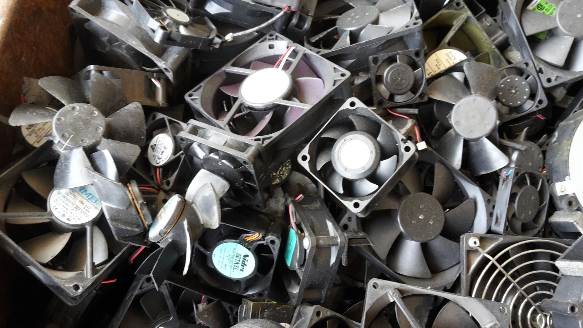 Ci sono molti tipi diversi di fan in questa pila.