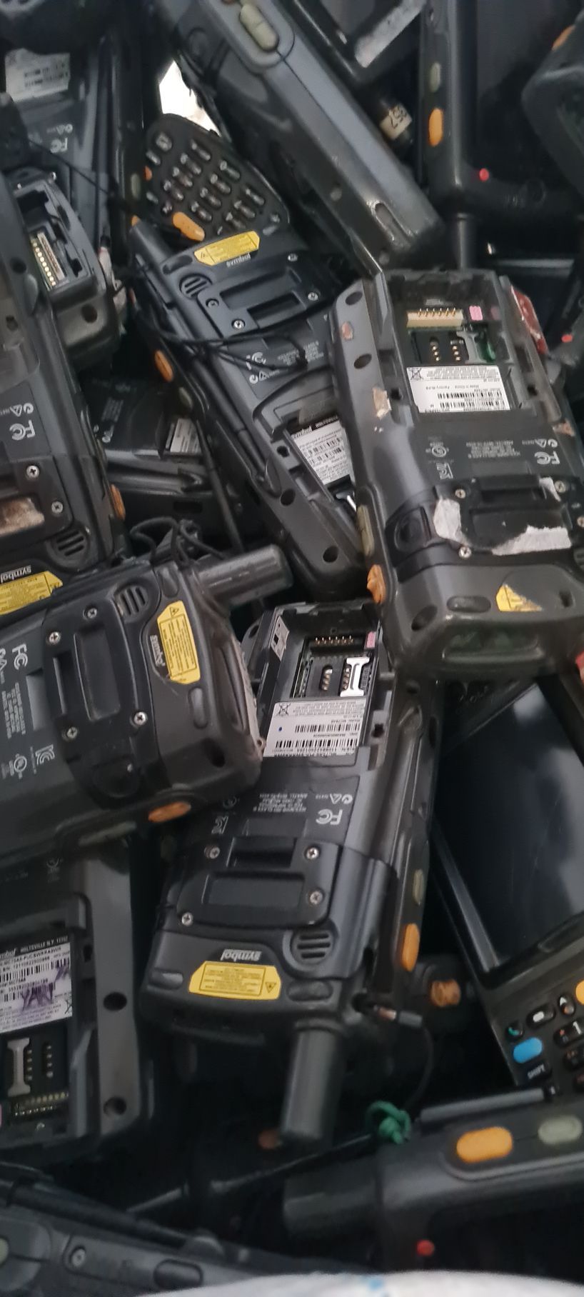 Una pila di vecchi cellulari seduti uno sopra l'altro.