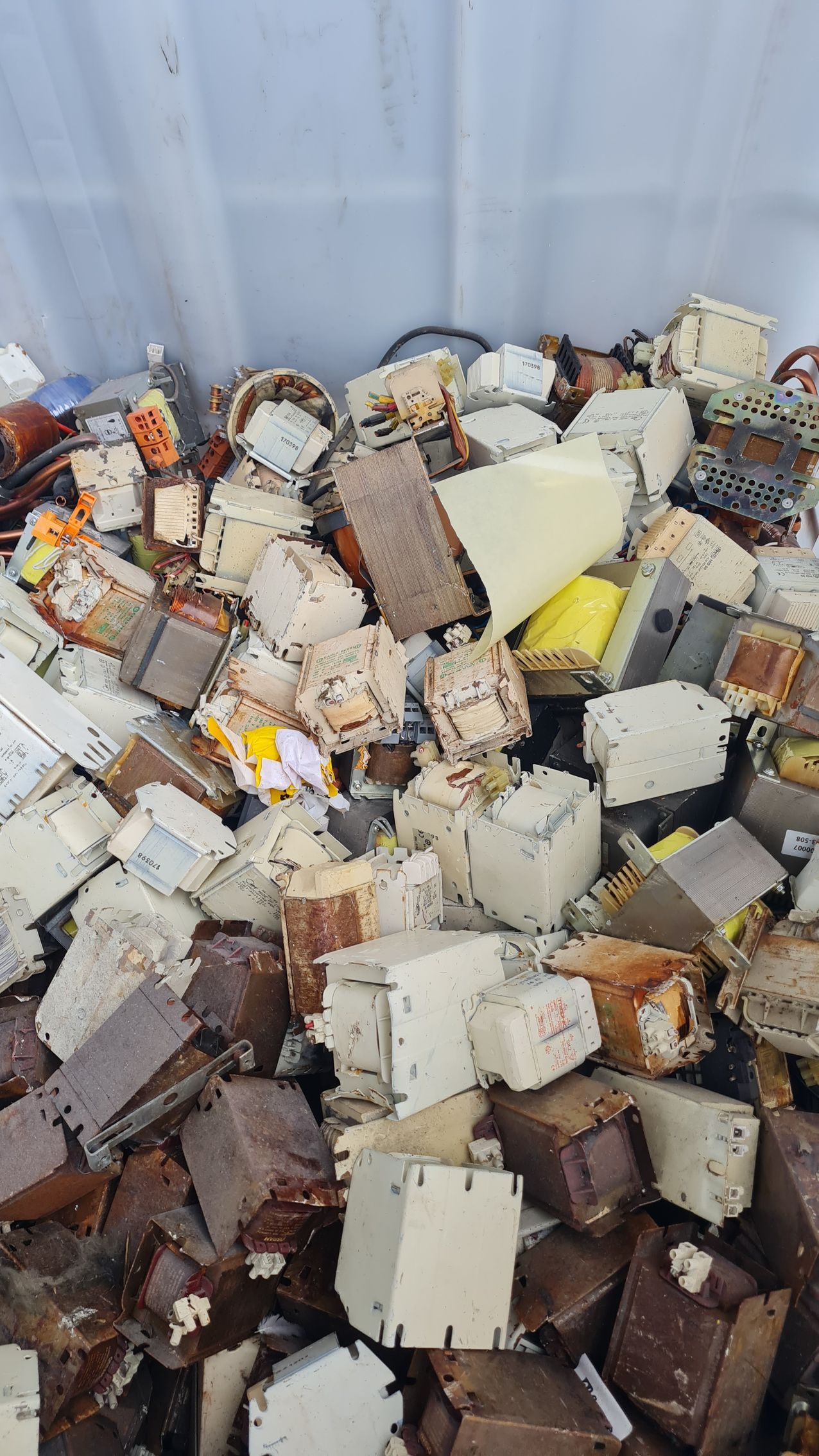 Una pila di mattoni posti uno sopra l'altro su un tavolo.