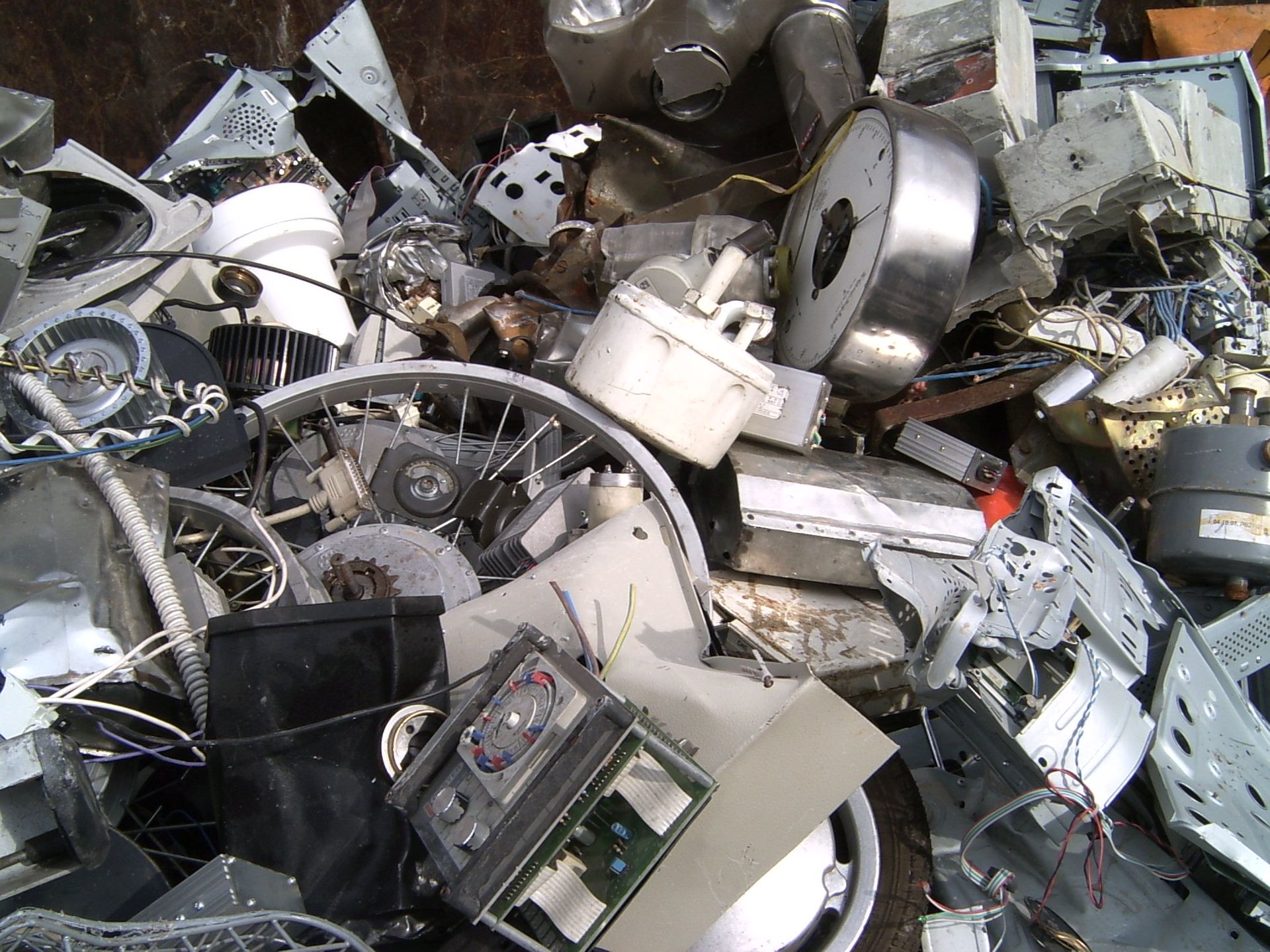 Un mucchio di parti elettroniche rotte, incluso un telecomando