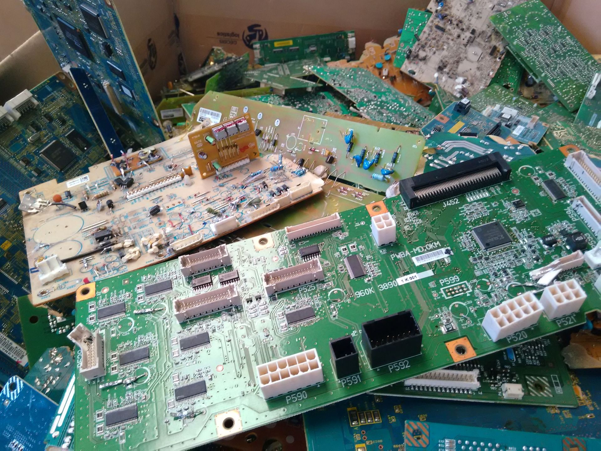 Un mucchio di componenti elettronici inclusa una scheda madre