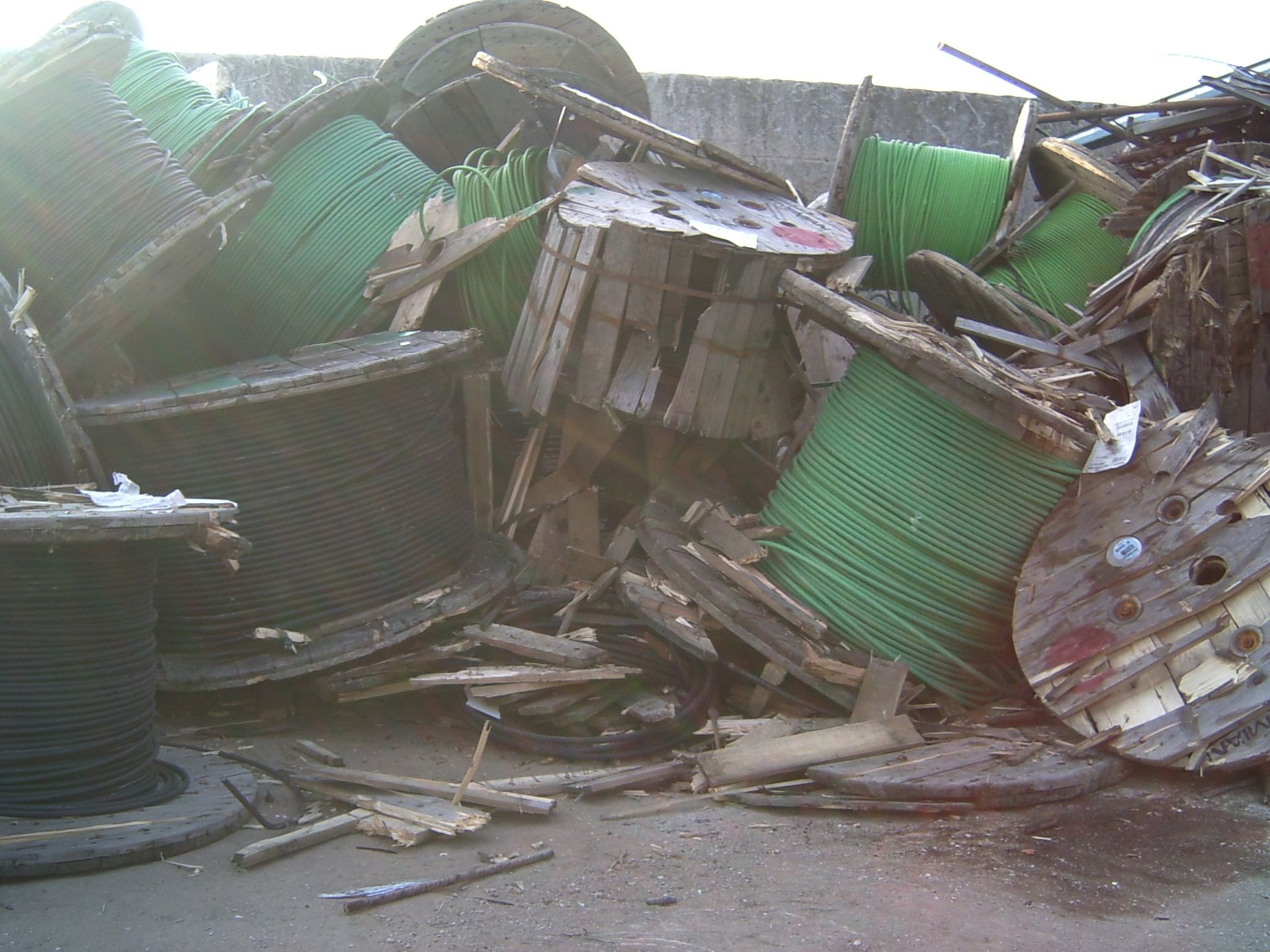 Un mucchio di bobine di filo verde e nero