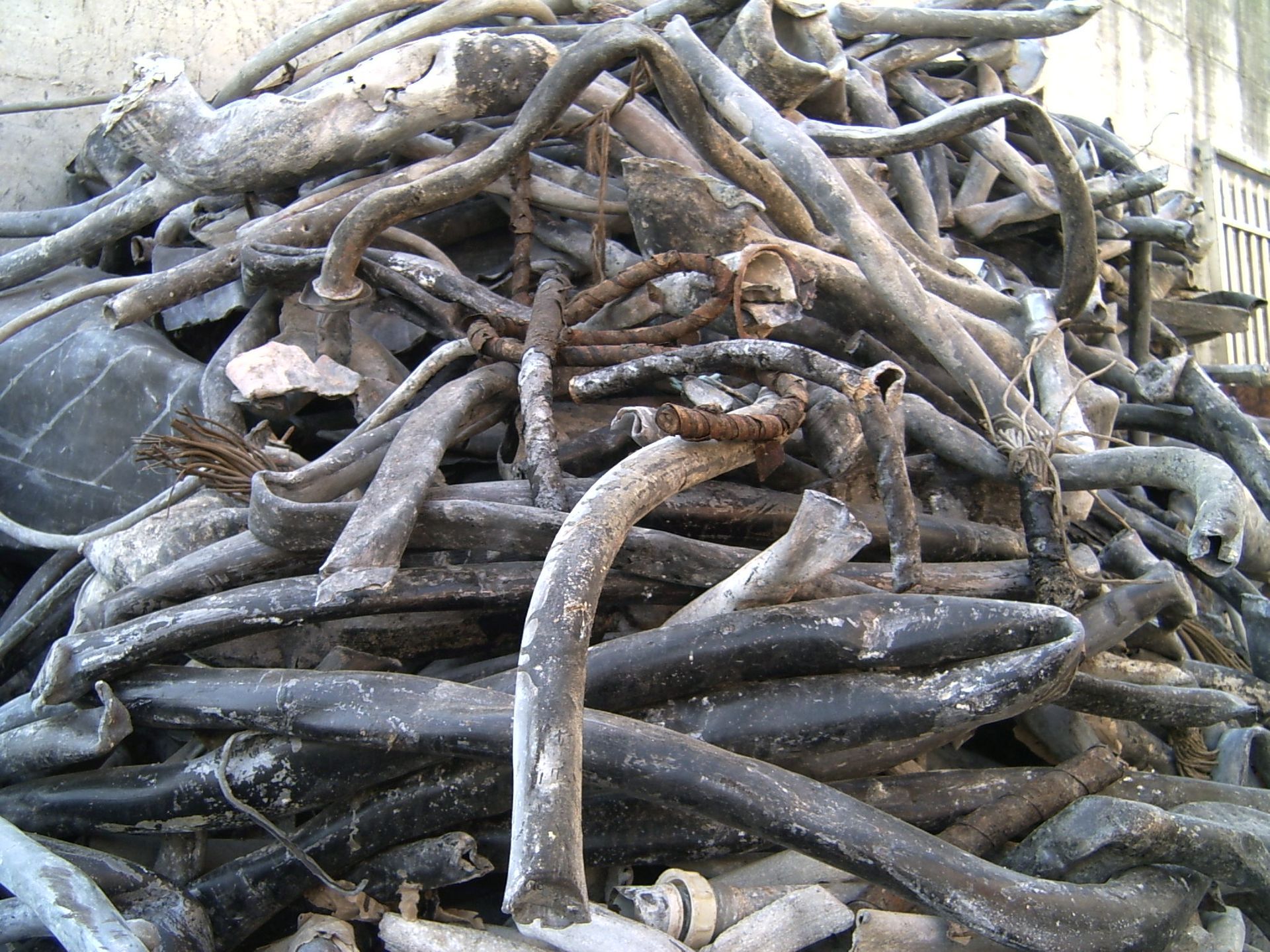 Un mucchio di spazzatura è impilato uno sopra l'altro