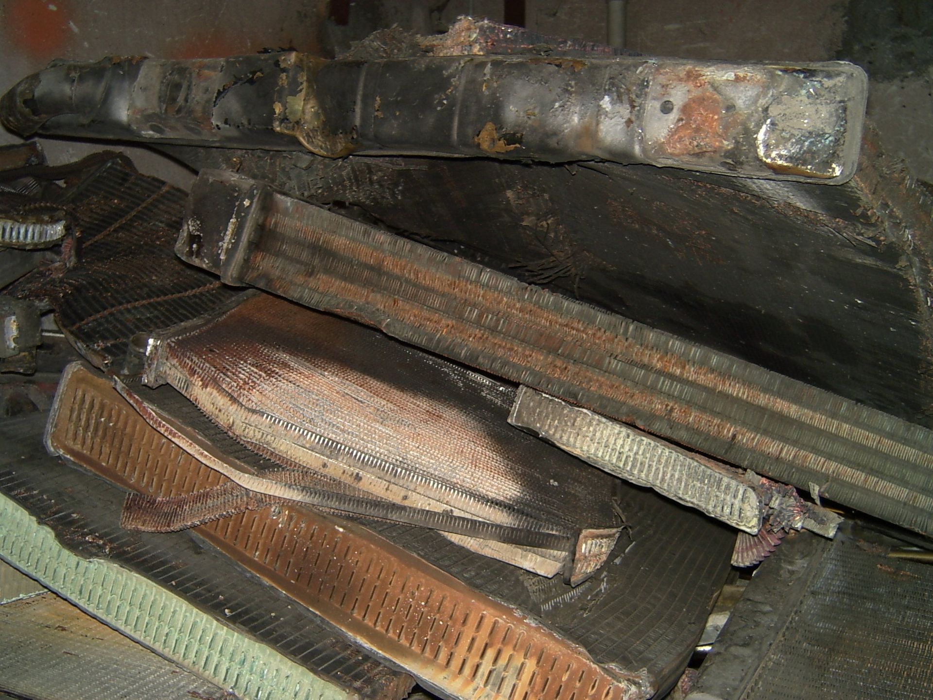 Un mucchio di pezzi di metallo sono posati su un tavolo