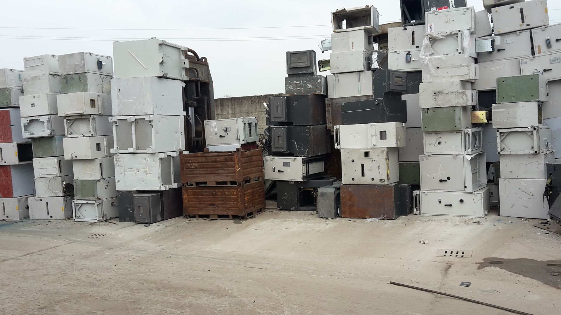 Un mucchio di scatole sono impilate una sull'altra in un cortile.