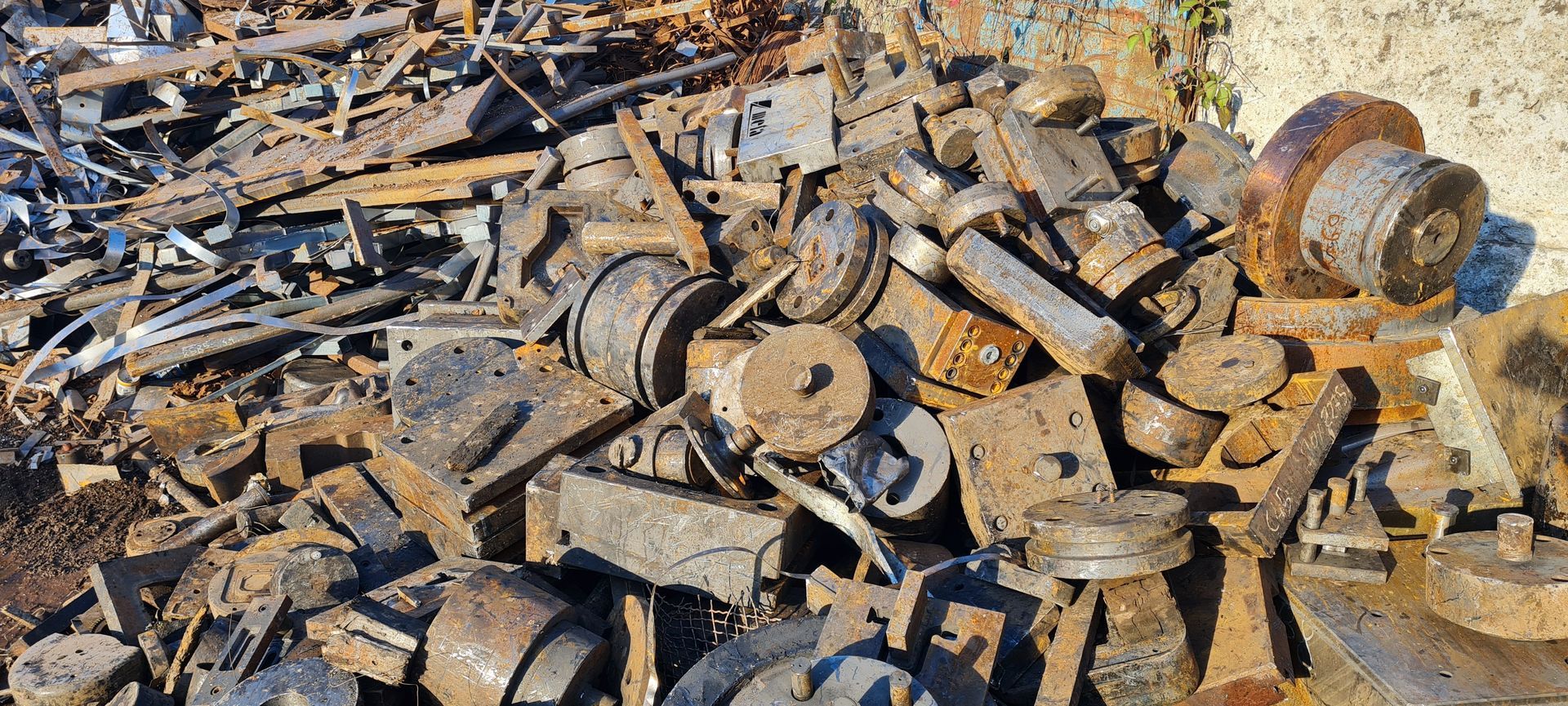 A terra c'è un mucchio di metallo arrugginito.
