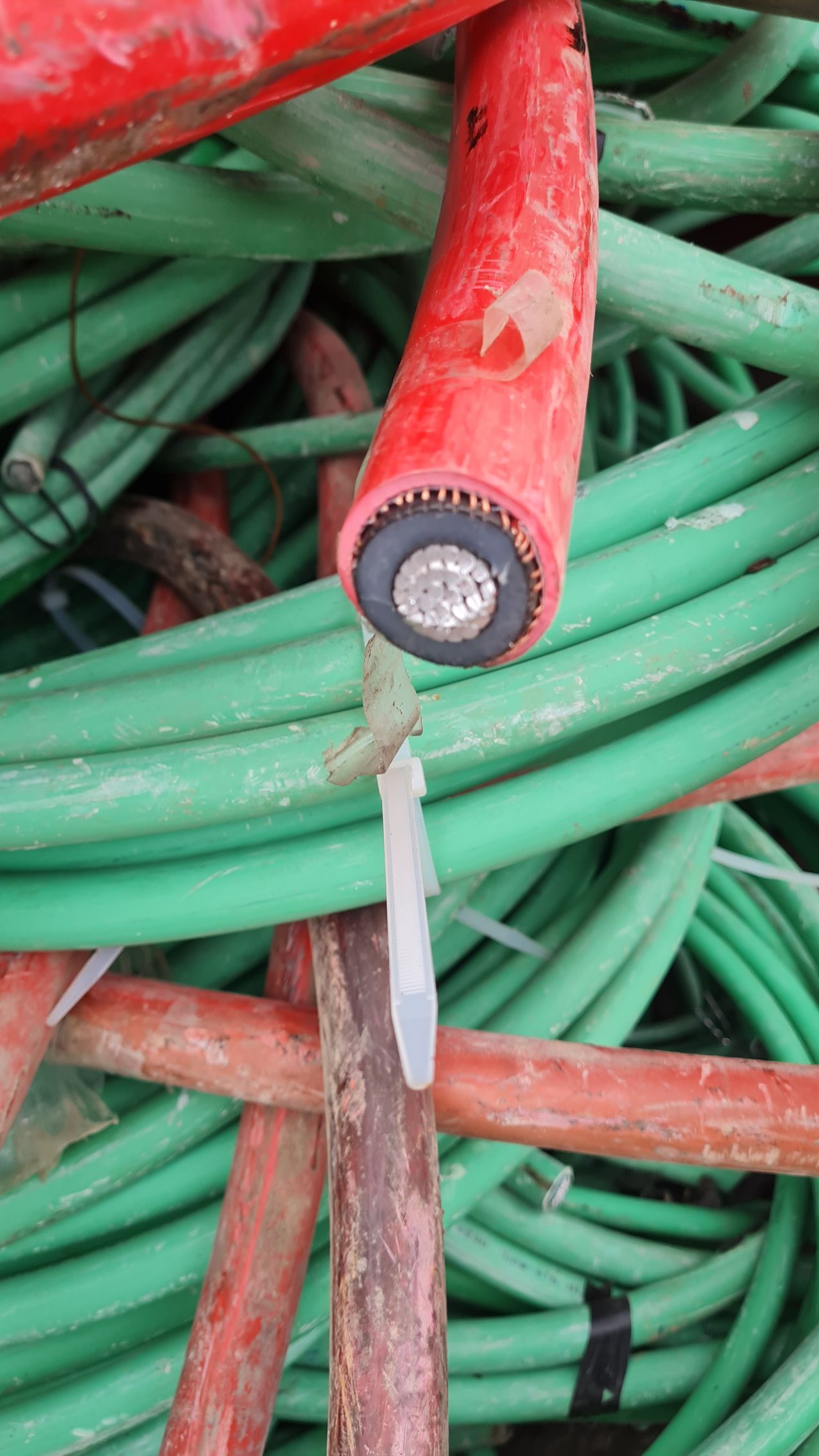 Un mucchio di fili verdi e rossi sono impilati uno sopra l'altro.