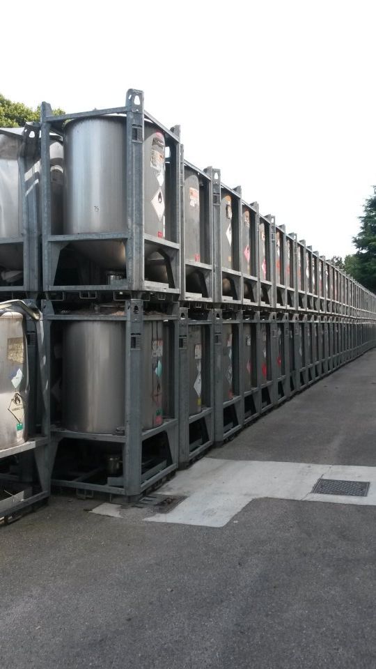 Una fila di serbatoi in acciaio inox sono impilati uno sopra l'altro.