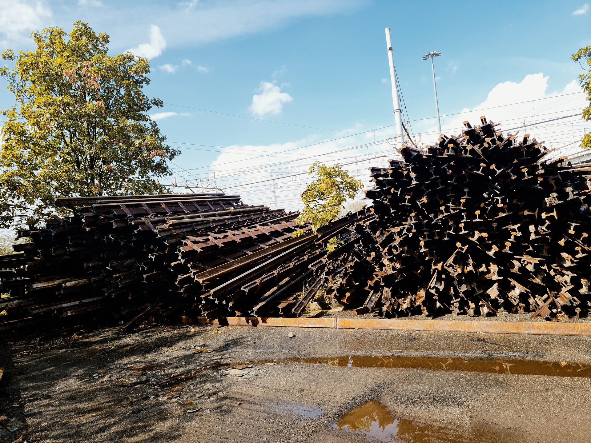In un cortile una catasta di legna è accatastata una sull'altra.
