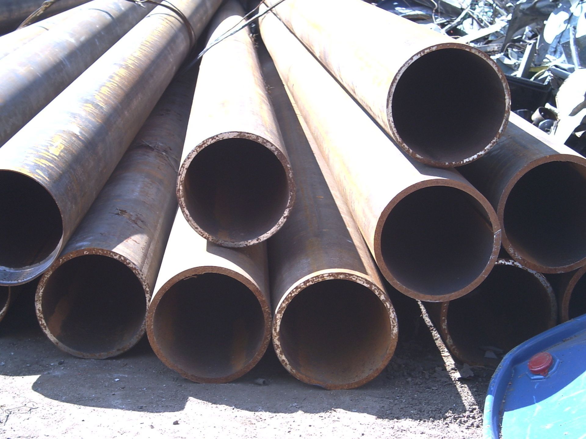 Un mucchio di tubi metallici sono impilati uno sopra l'altro