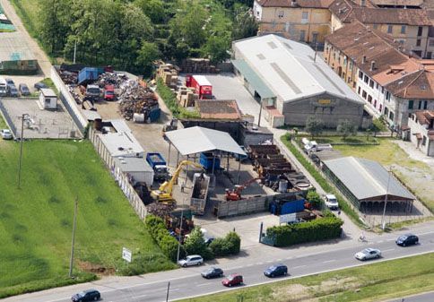 Una veduta aerea di una vasta area industriale con molti edifici